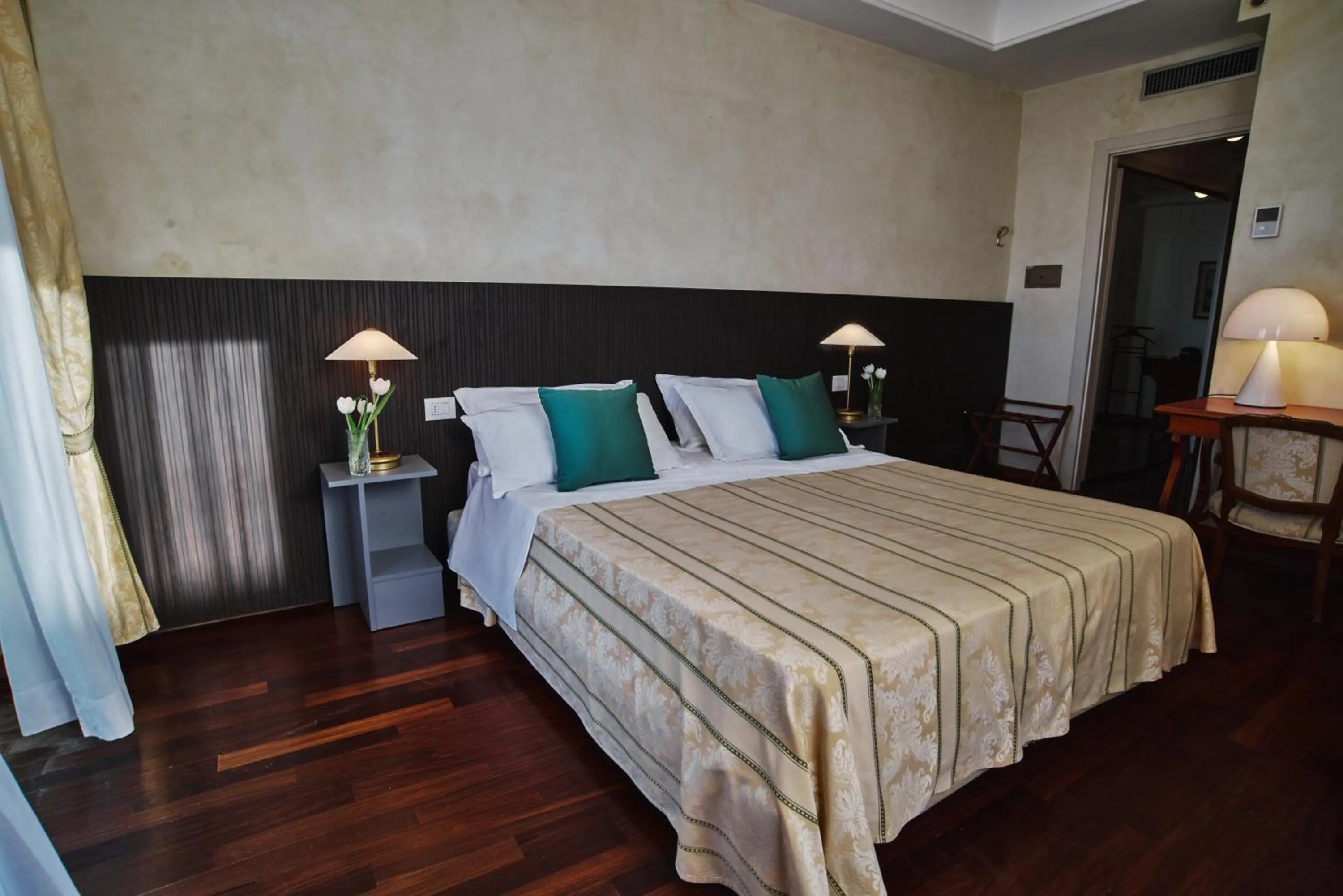 Photo of the whole room in Hotel Negresco