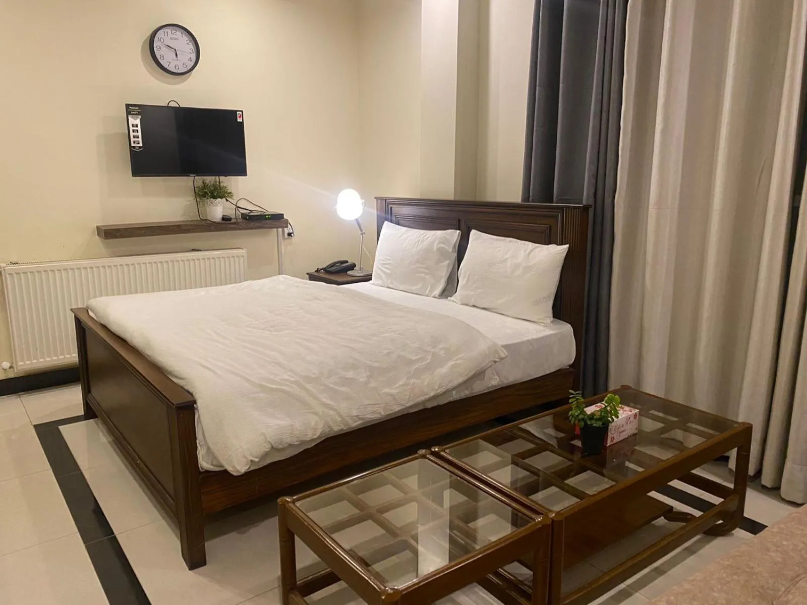 Communal lounge/ TV room in AK Hotel & Suites