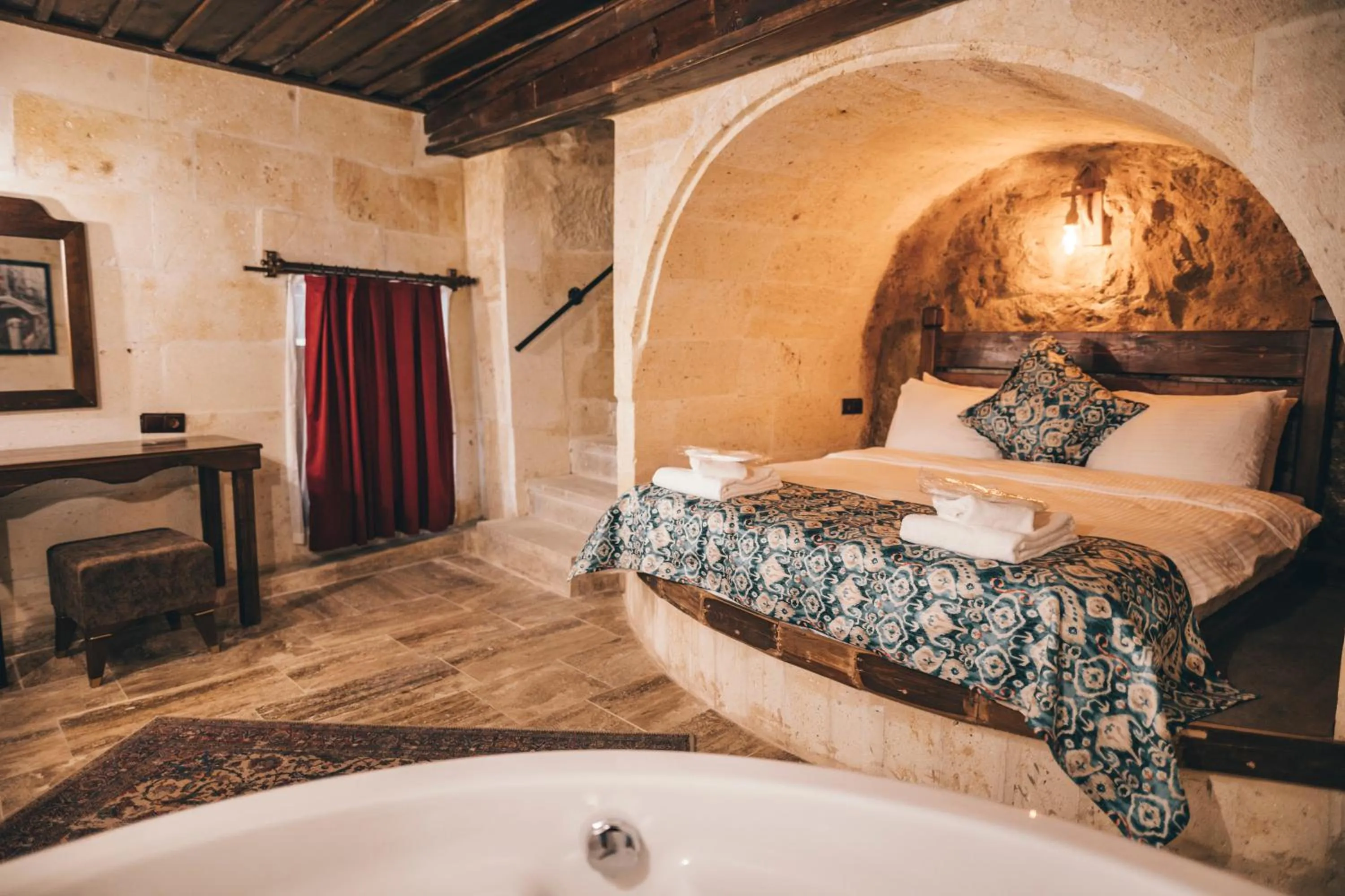 Photo of the whole room, Bed in Tale Cave İnn