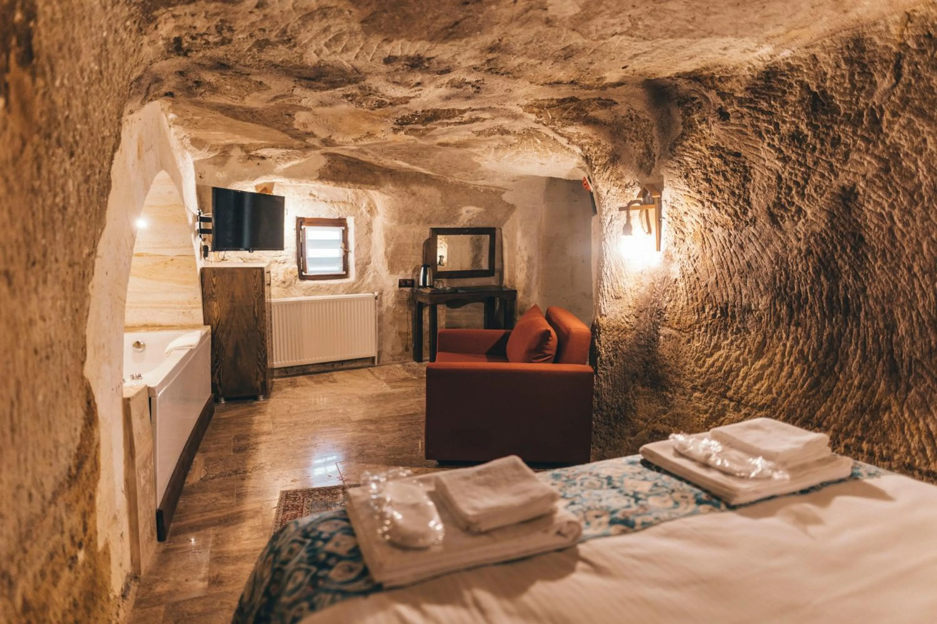 Bed in Tale Cave İnn