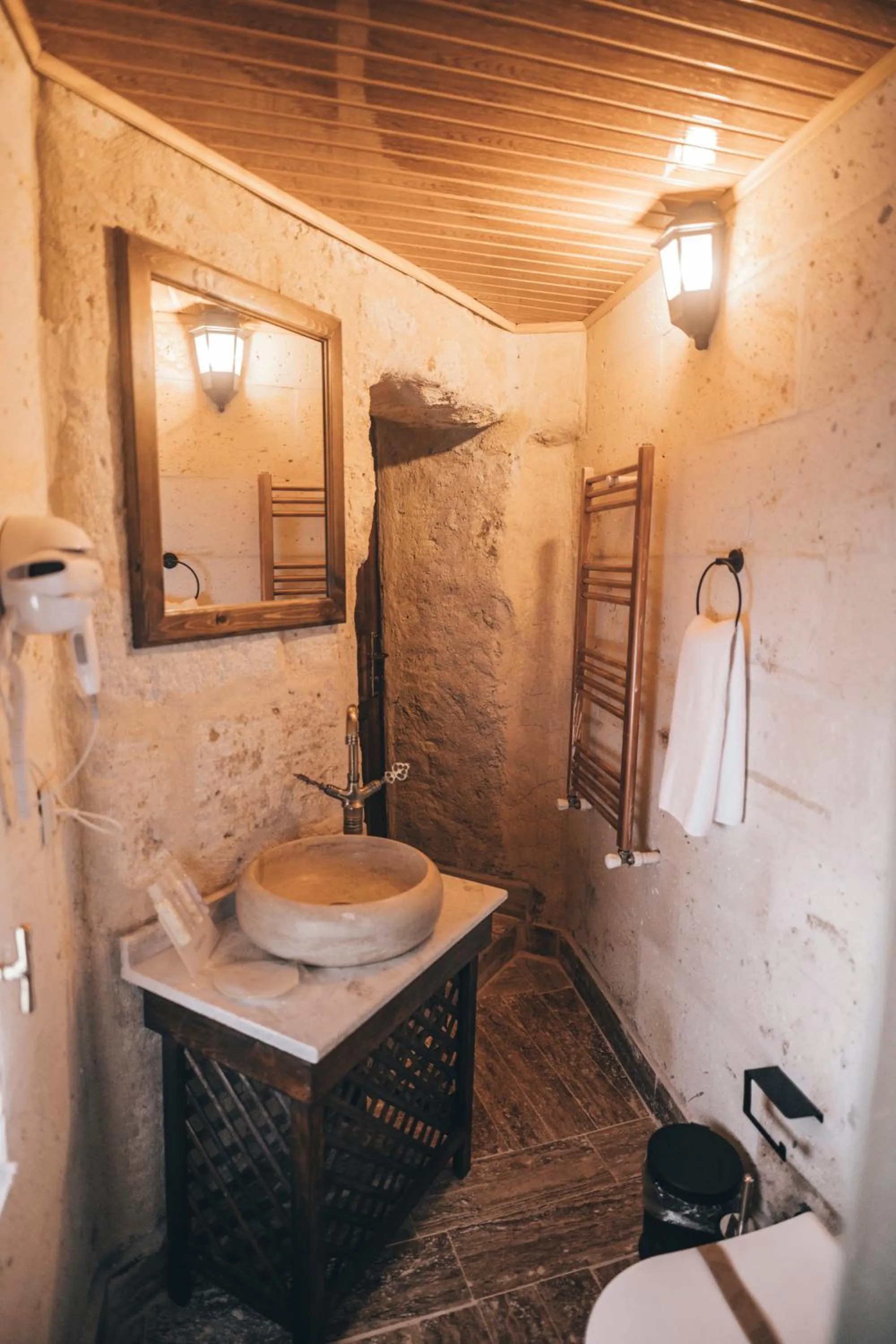 Shower in Tale Cave İnn