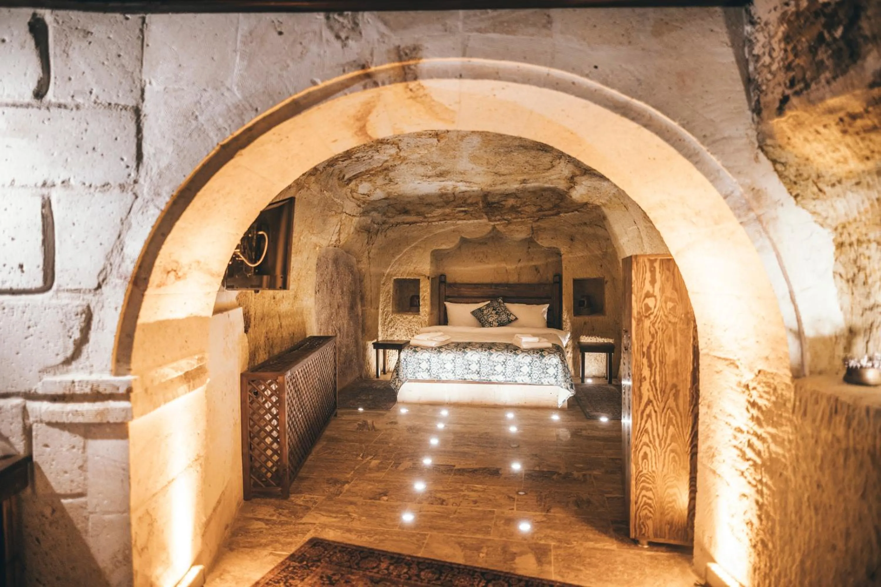 Bed in Tale Cave İnn