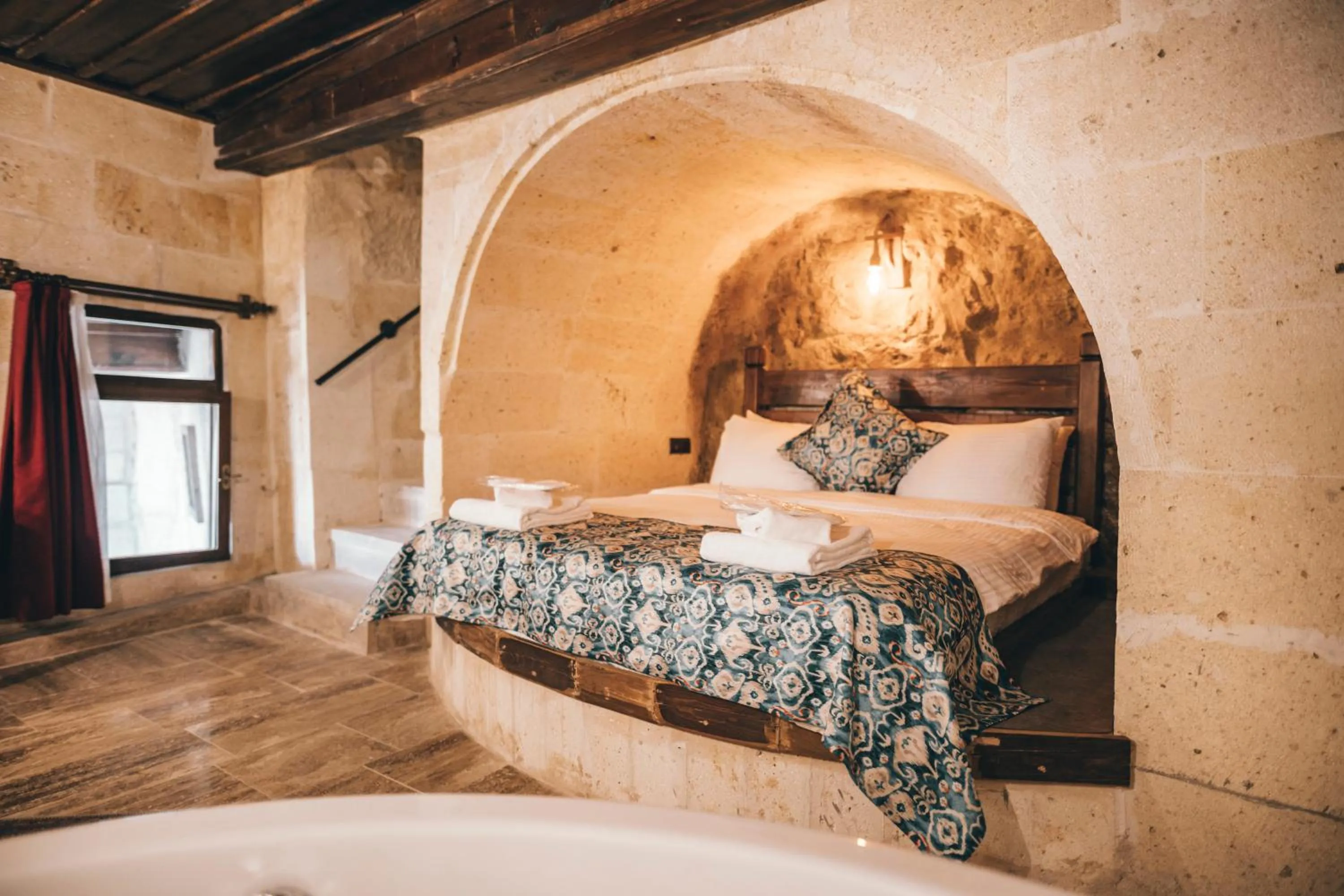 Photo of the whole room, Bed in Tale Cave İnn
