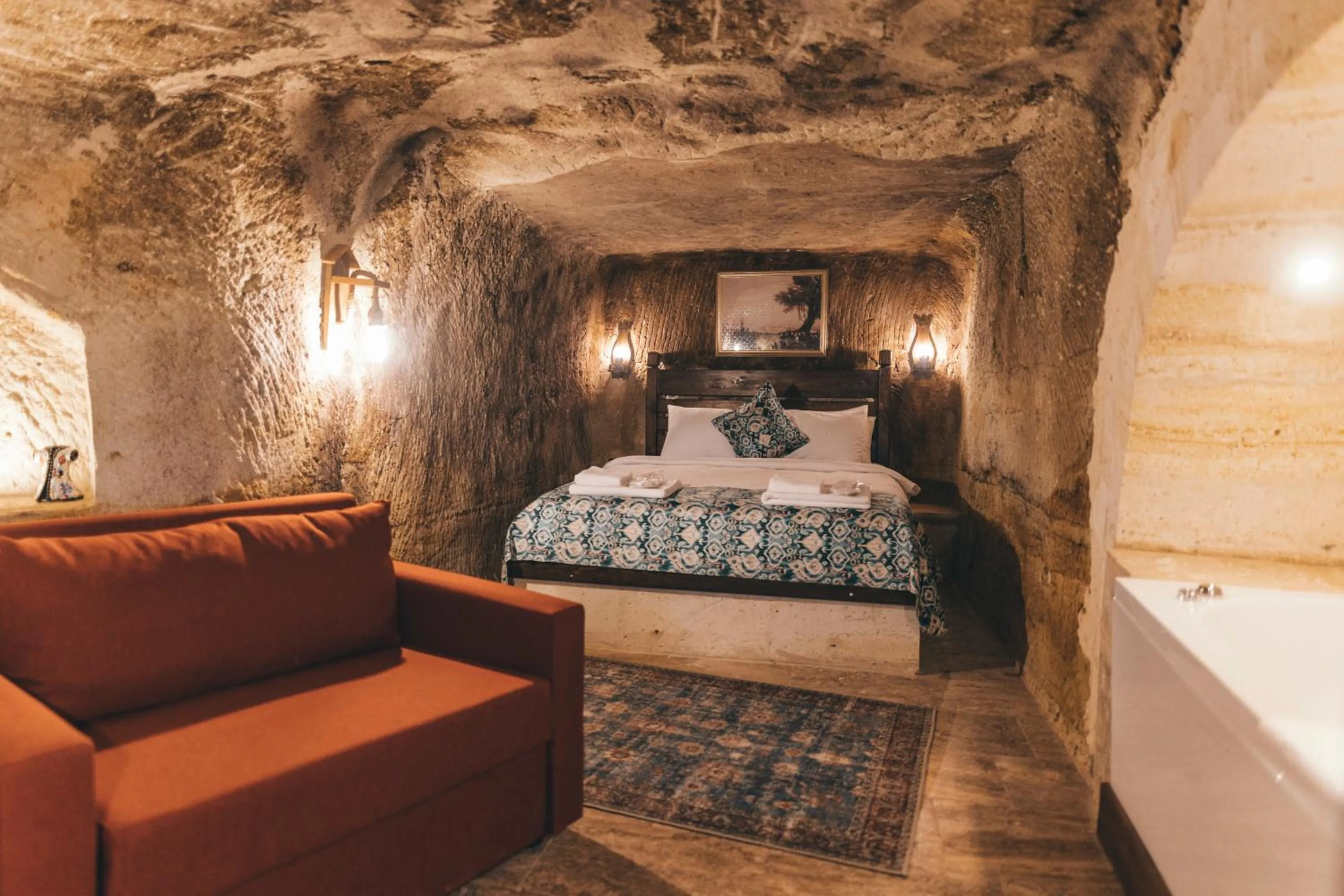Bed in Tale Cave İnn