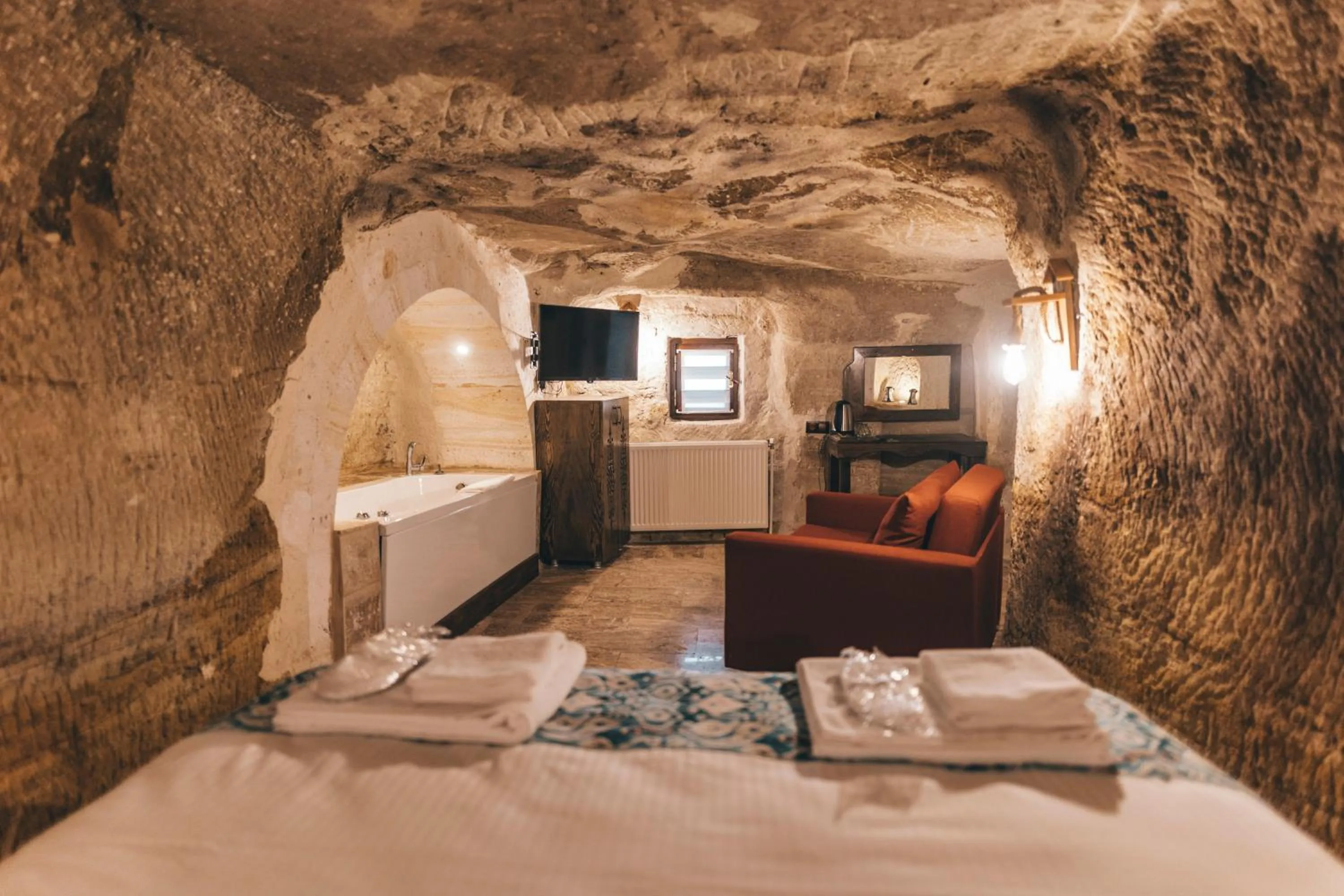 Bed in Tale Cave İnn