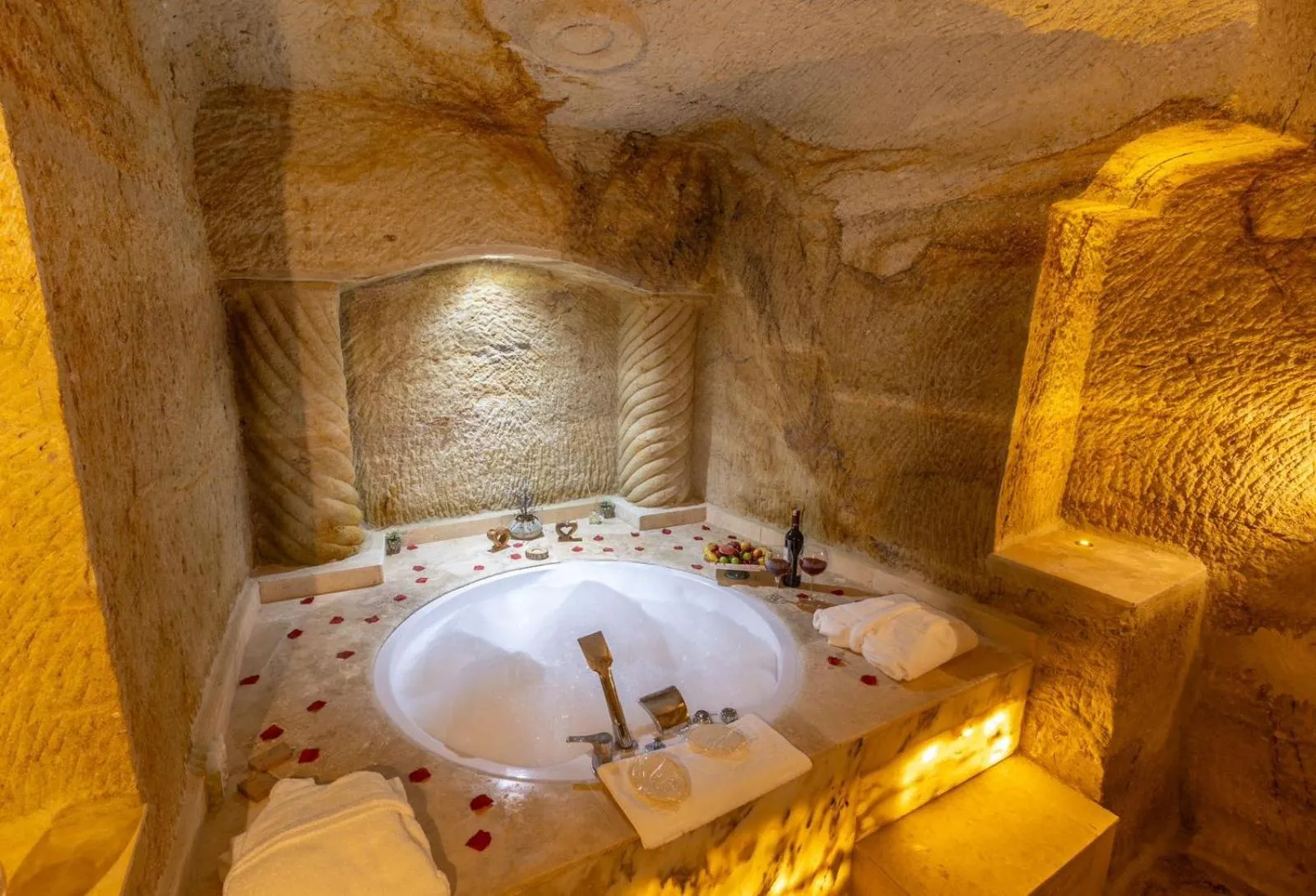 Hot Tub in Tale Cave İnn