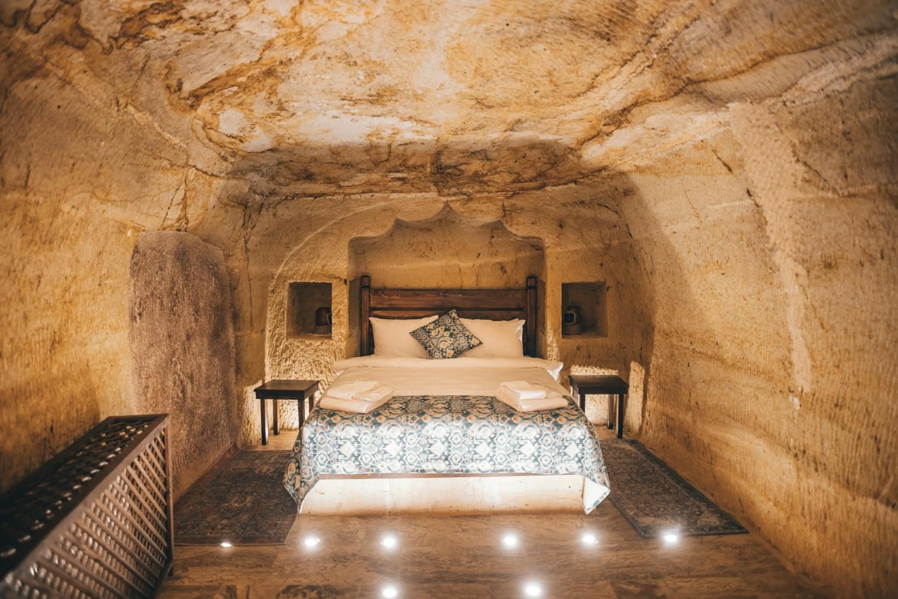 Bed in Tale Cave İnn