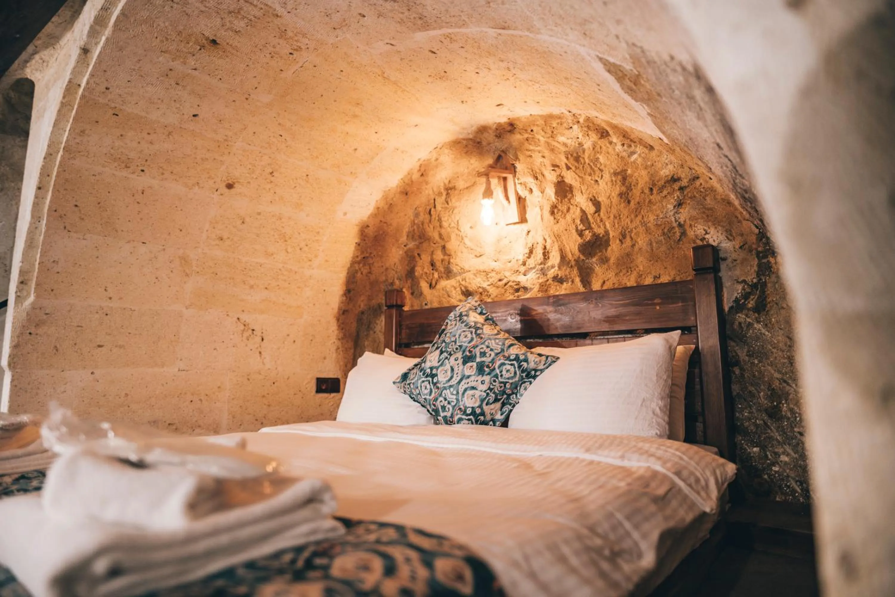 Bed in Tale Cave İnn