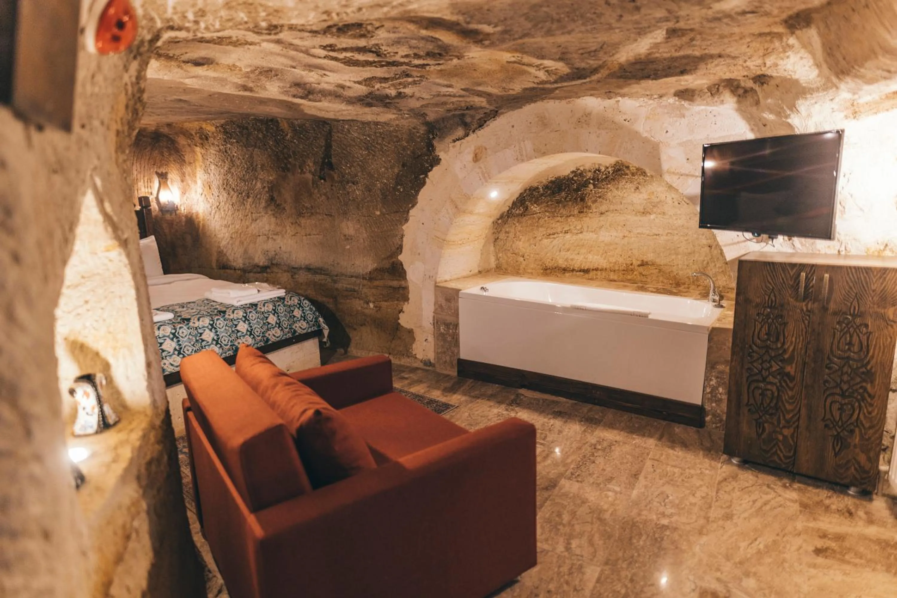 Bed in Tale Cave İnn