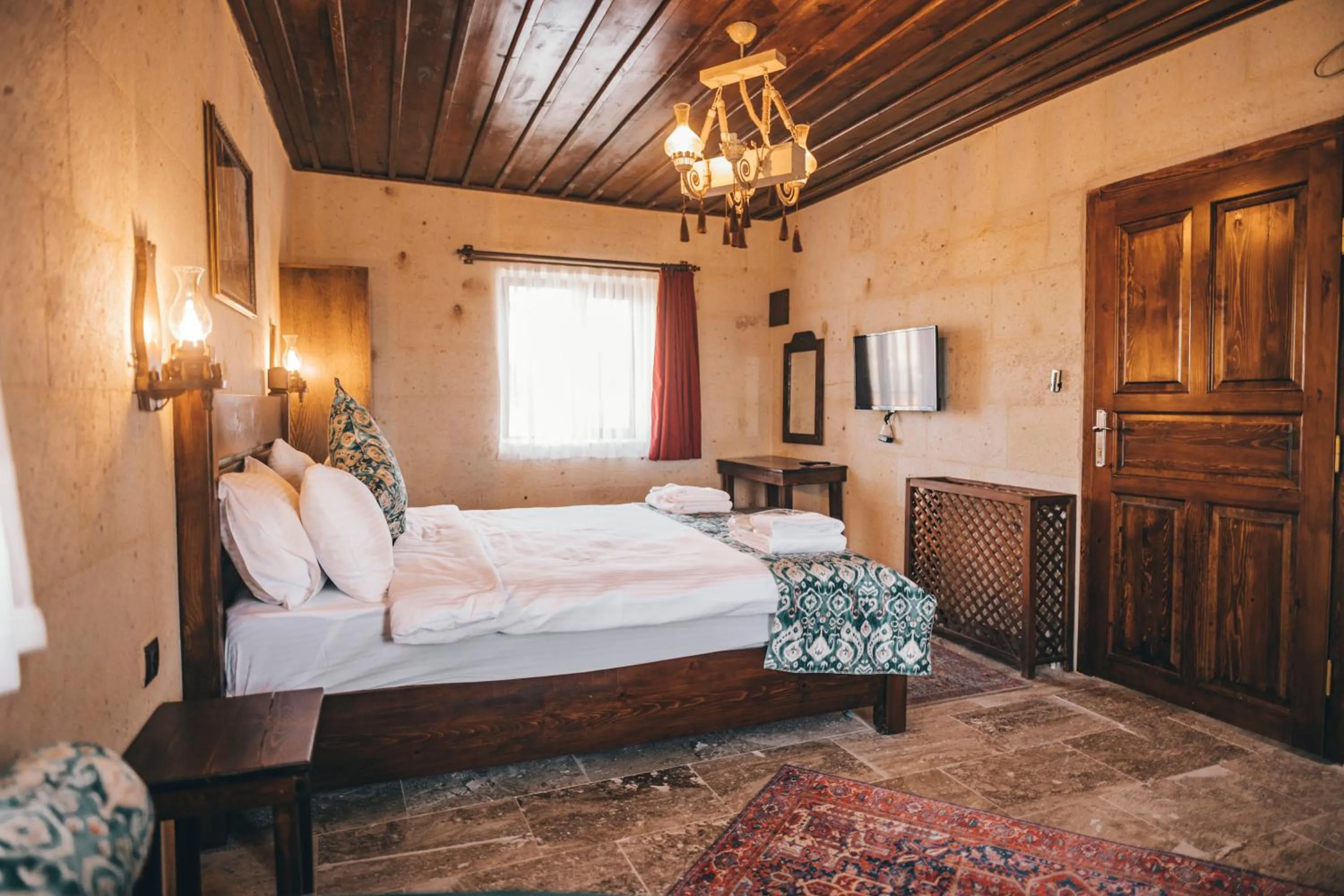 Bed in Tale Cave İnn