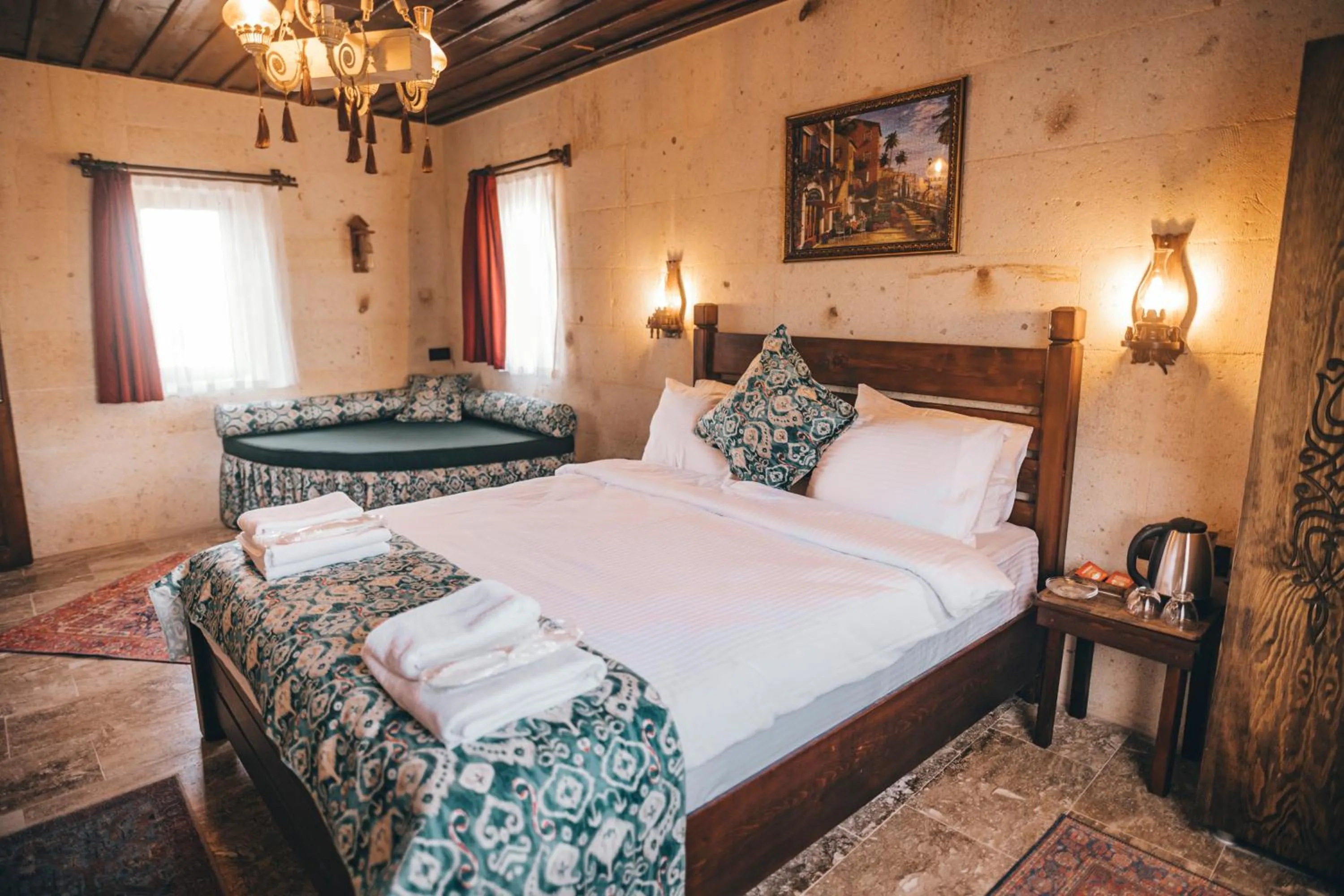 Bed in Tale Cave İnn