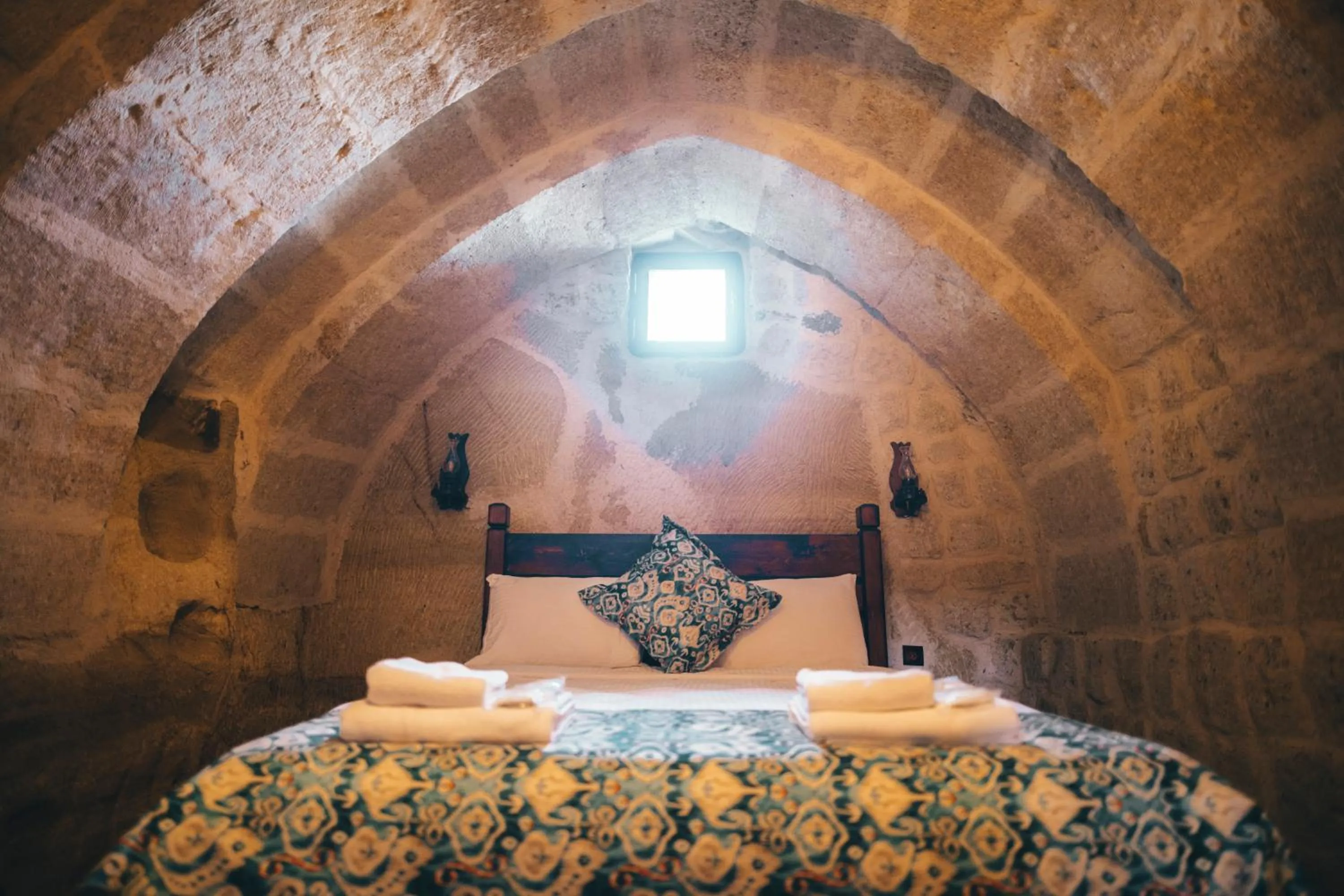 Bed in Tale Cave İnn
