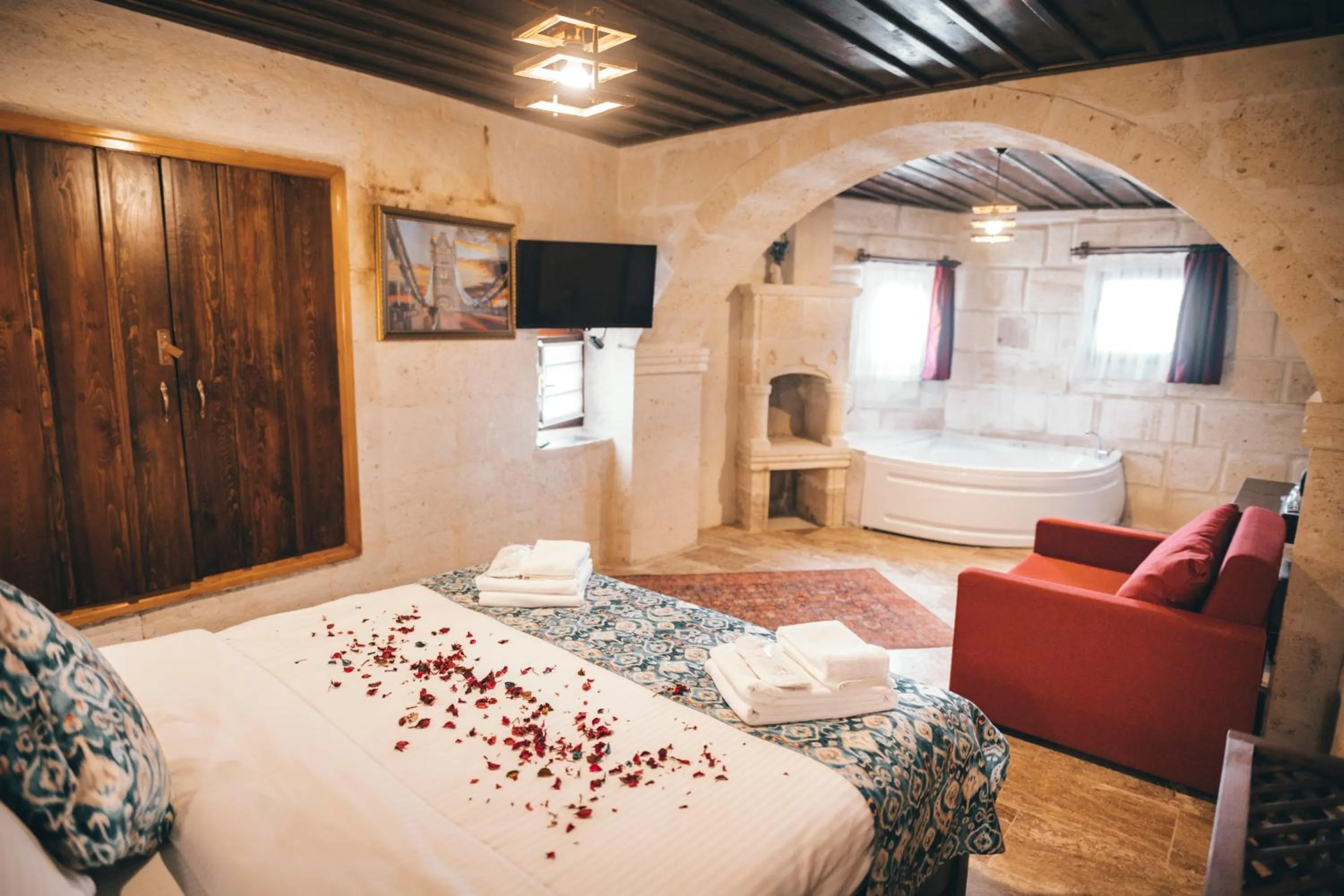 Hot Tub, Bed in Tale Cave İnn