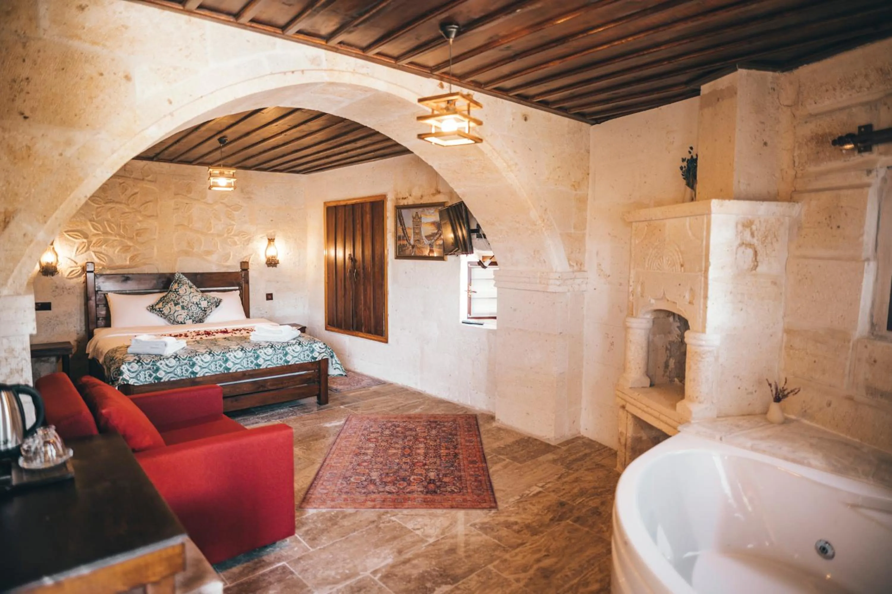 Bed in Tale Cave İnn