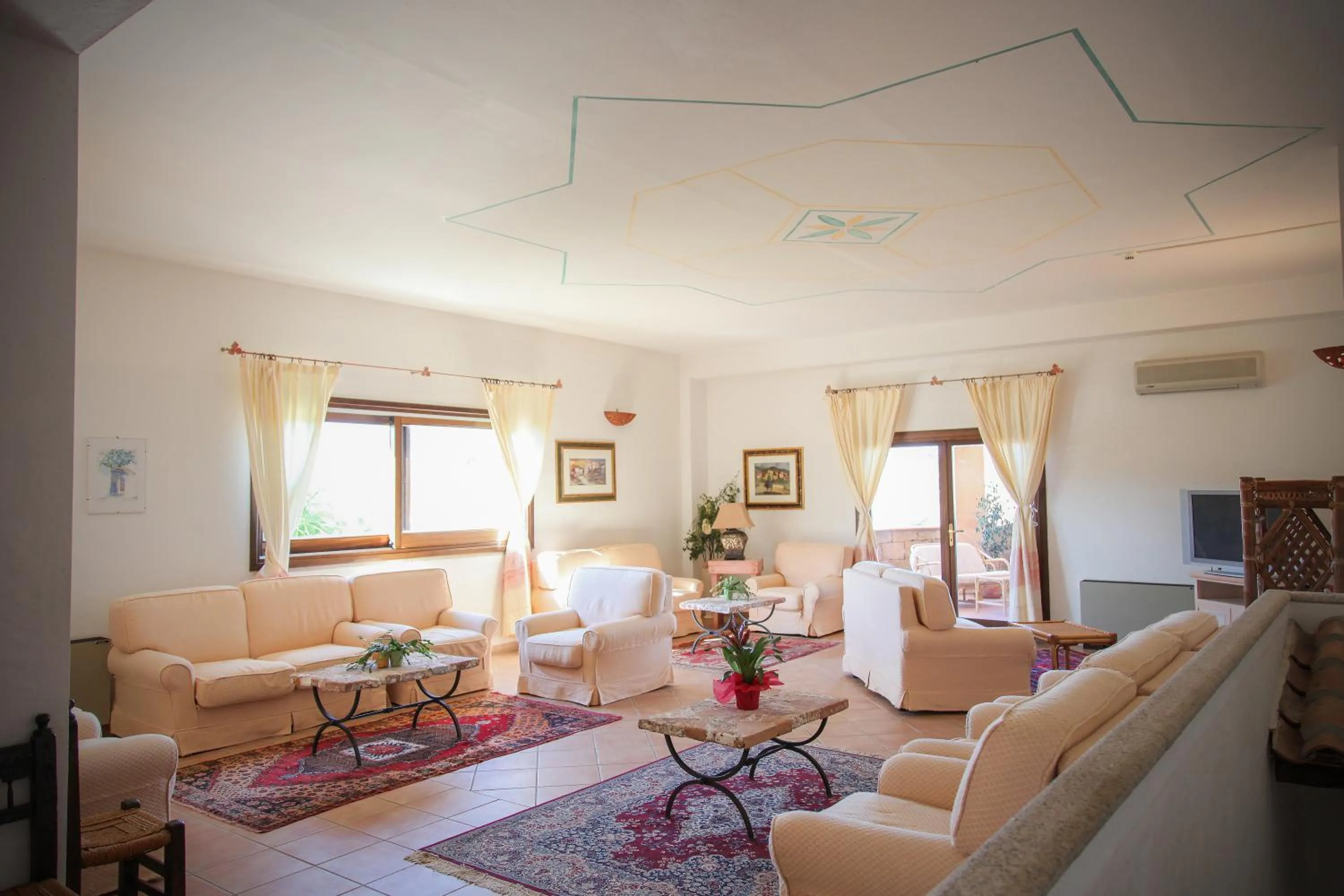 Communal lounge/ TV room in Hotel Micalosu