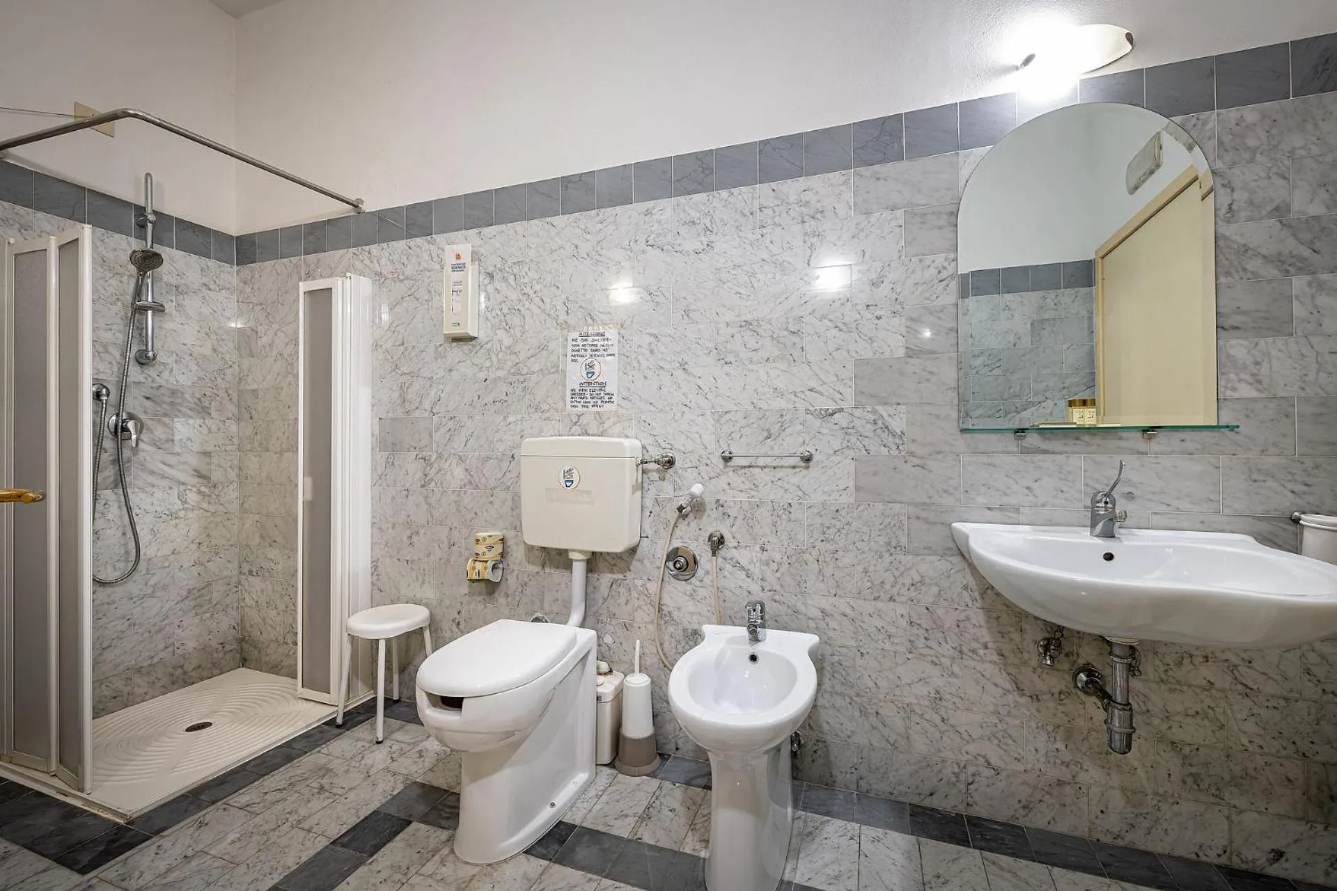 Toilet in Bellevue House Affittacamere