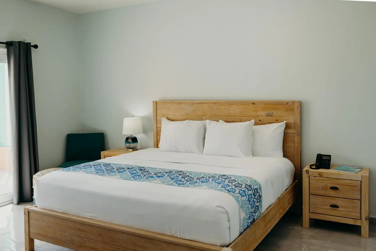 Bed in Grapetree Bay Hotel and Villas