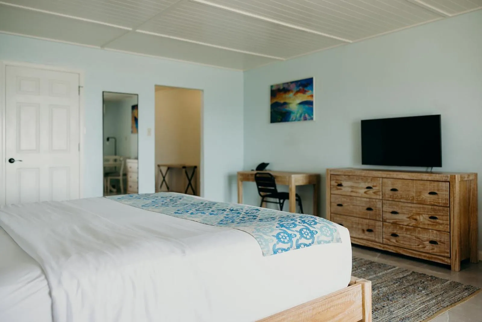 TV and multimedia, Bed in Grapetree Bay Hotel and Villas