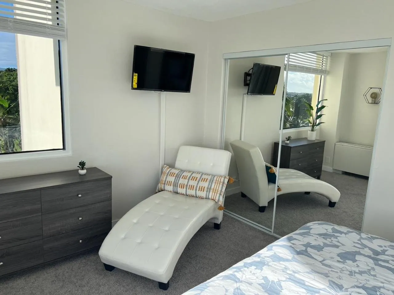 Bed in Stunning Views Best location in Hilo 2BR modern Condo