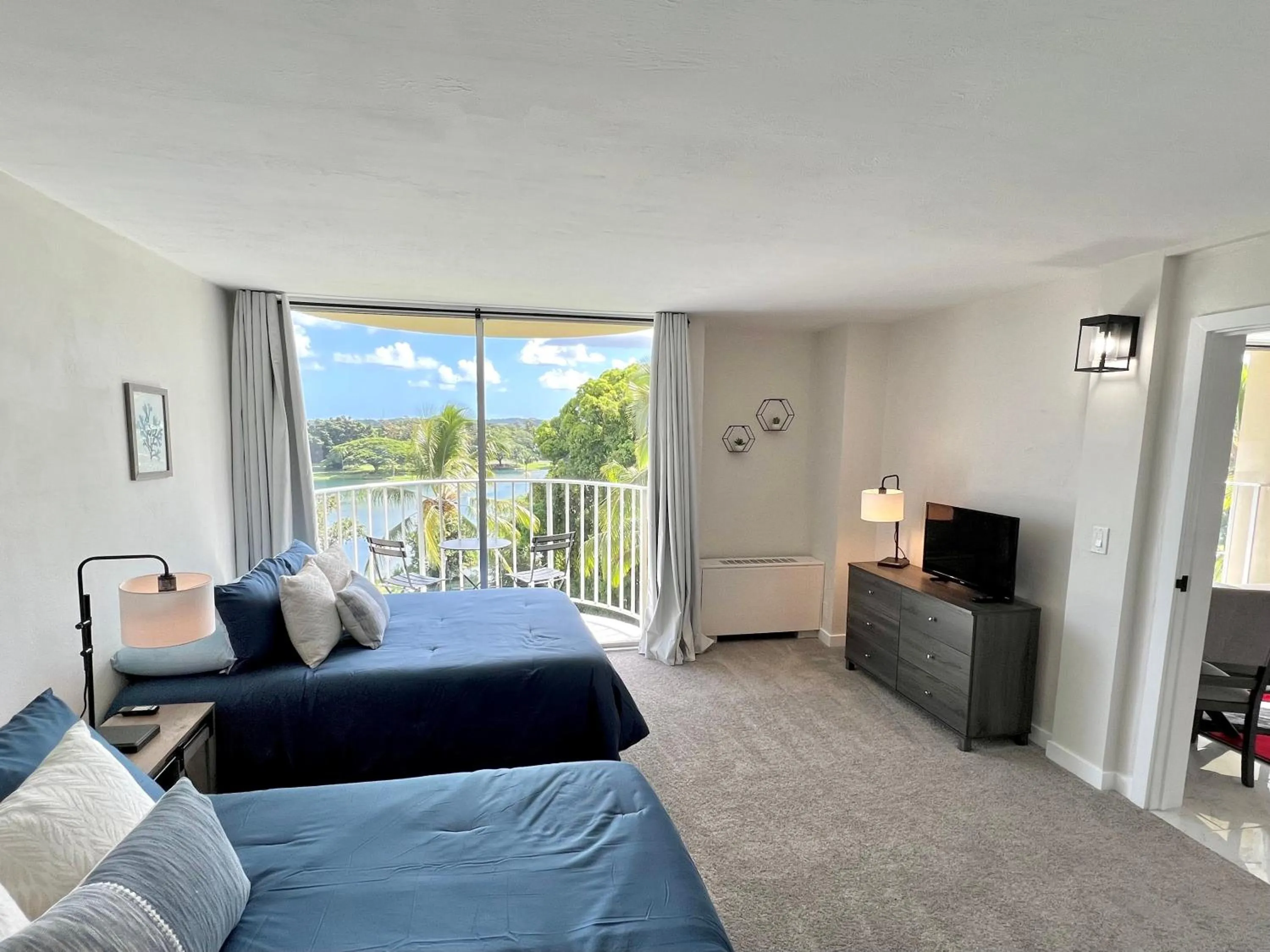 Bed in Stunning Views Best location in Hilo 2BR modern Condo