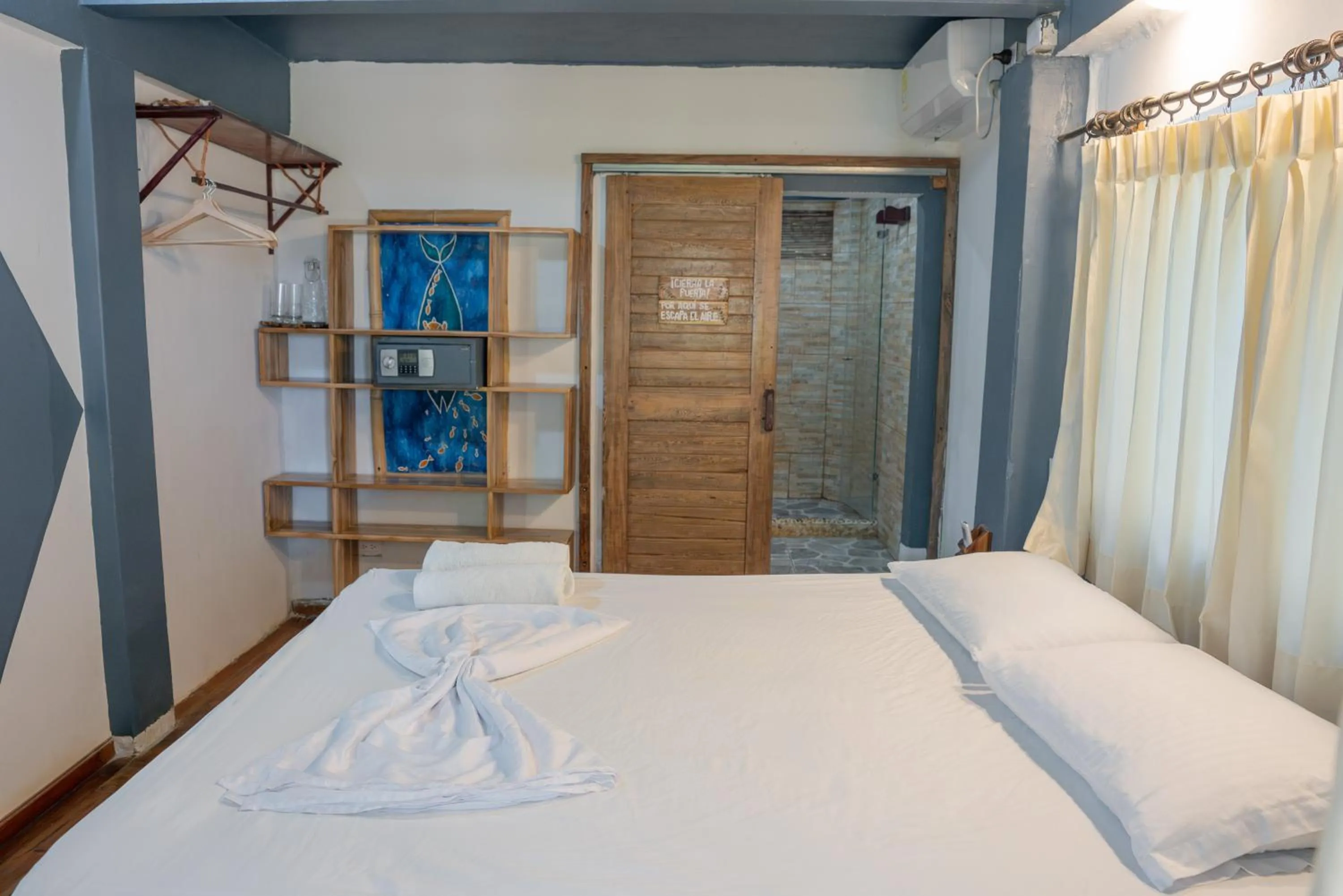 Photo of the whole room, Bed in La Playita Isla Fuerte