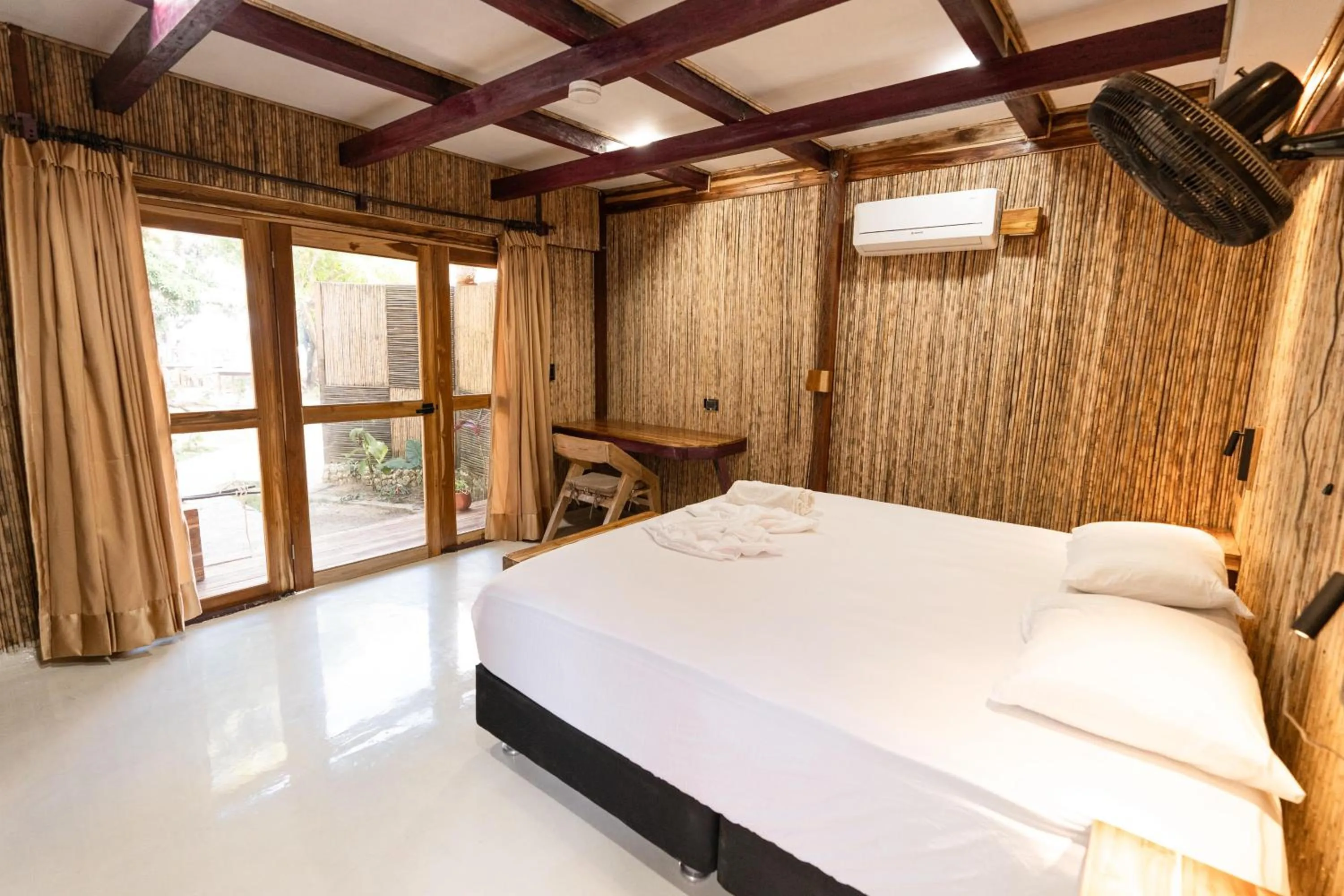 Photo of the whole room, Bed in La Playita Isla Fuerte