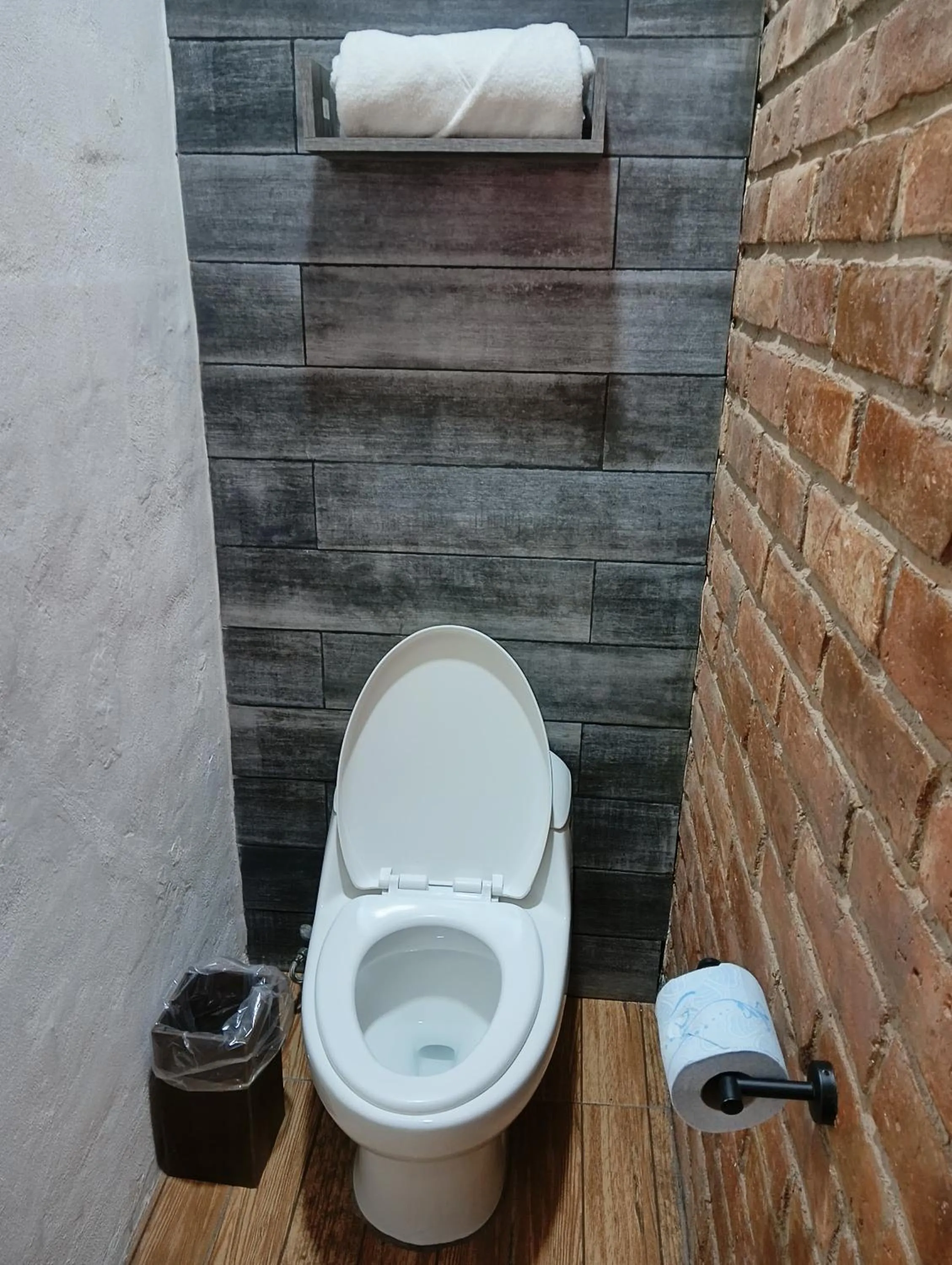 Toilet in Suites del Barrio