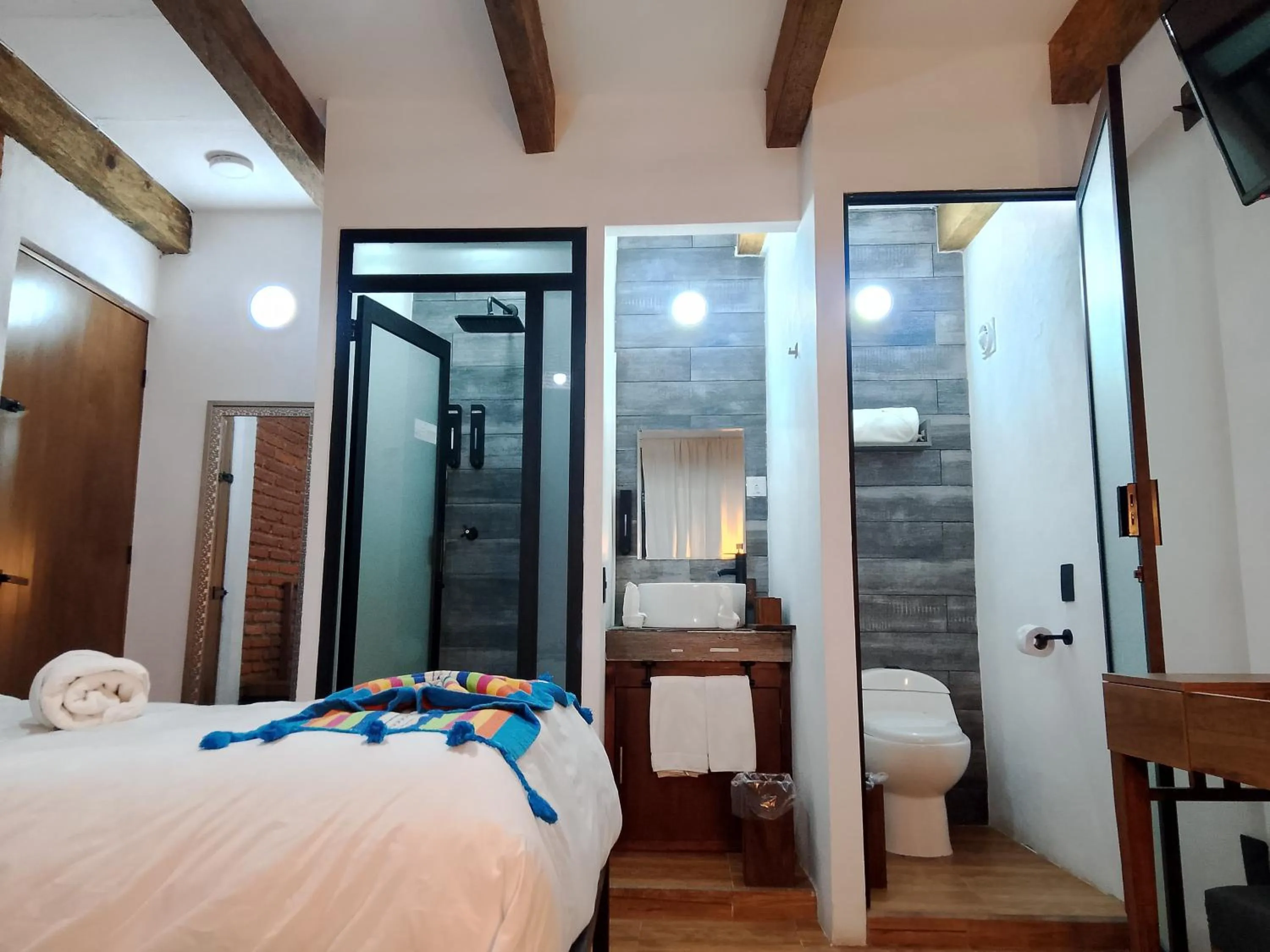 Shower, Bed in Suites del Barrio