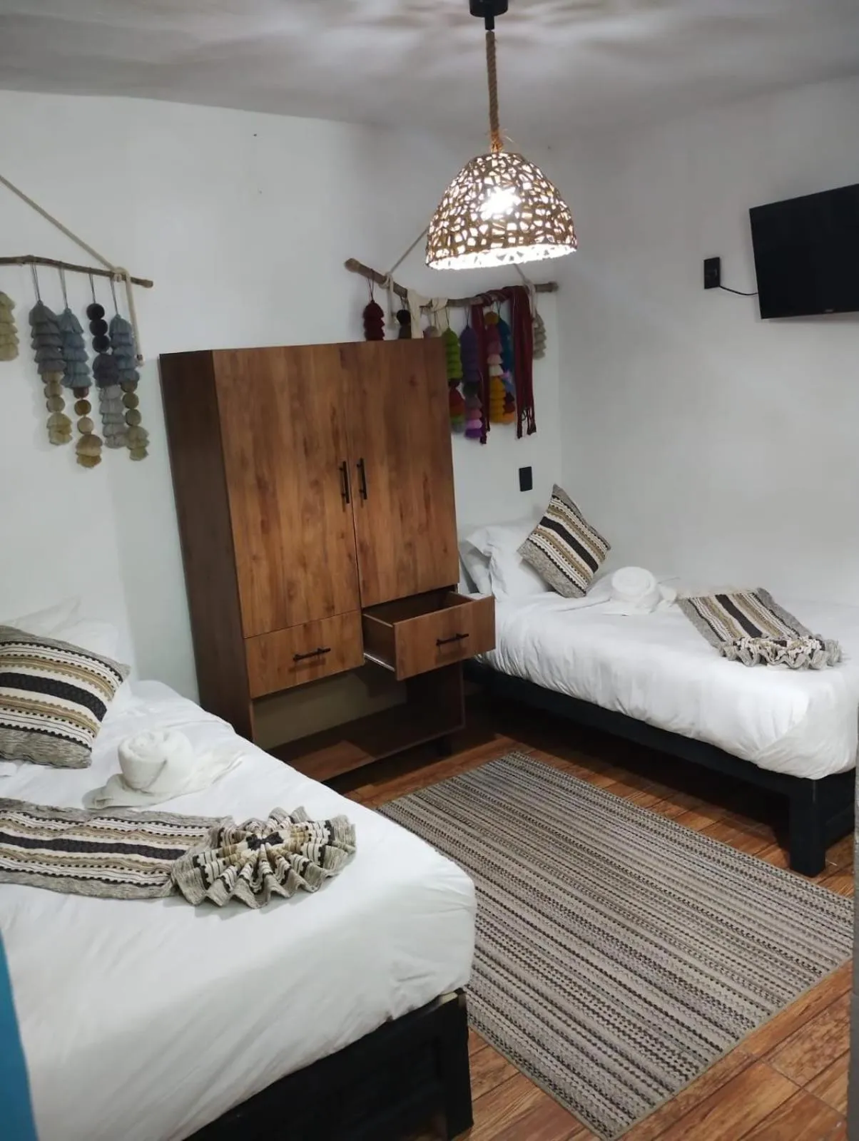 Photo of the whole room, Bed in Suites del Barrio