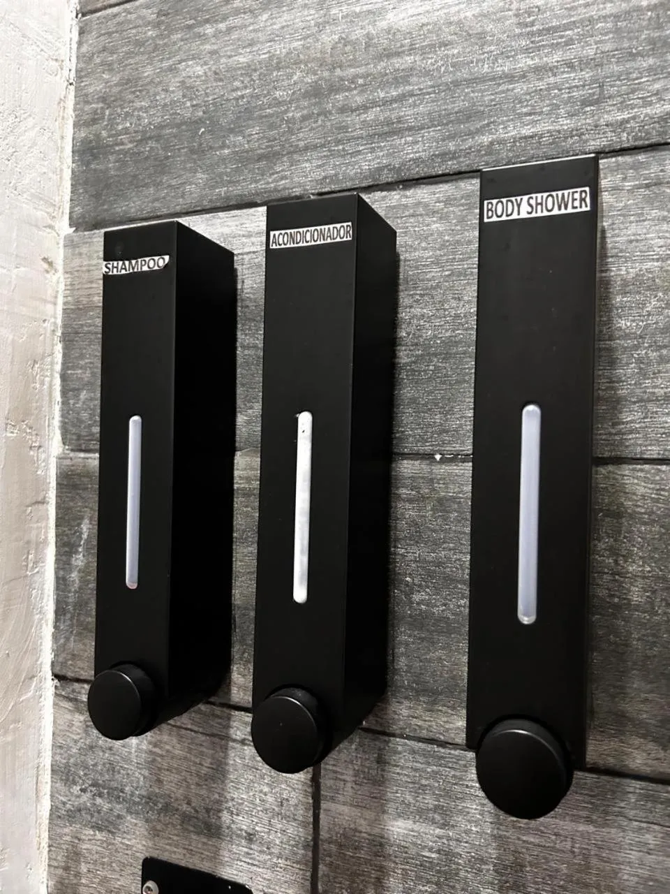 Shower in Suites del Barrio