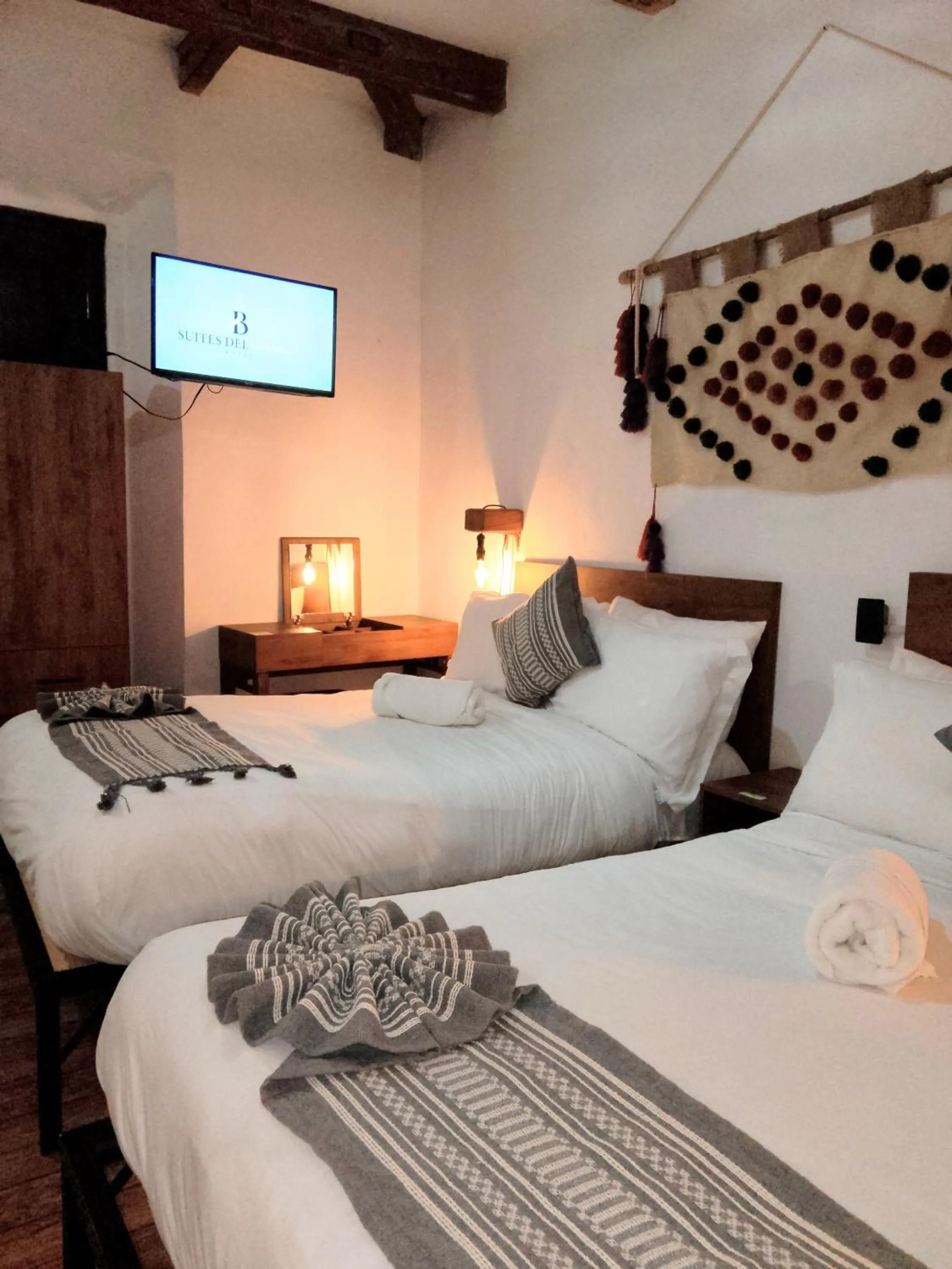 Photo of the whole room, Bed in Suites del Barrio