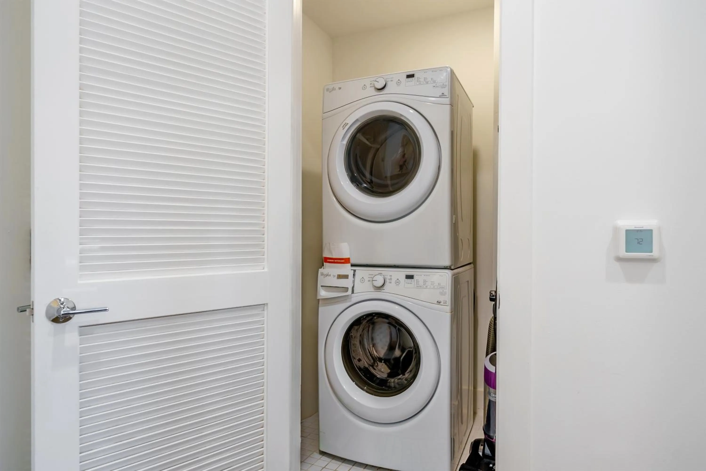 laundry in Dharma Home Suites Hoboken