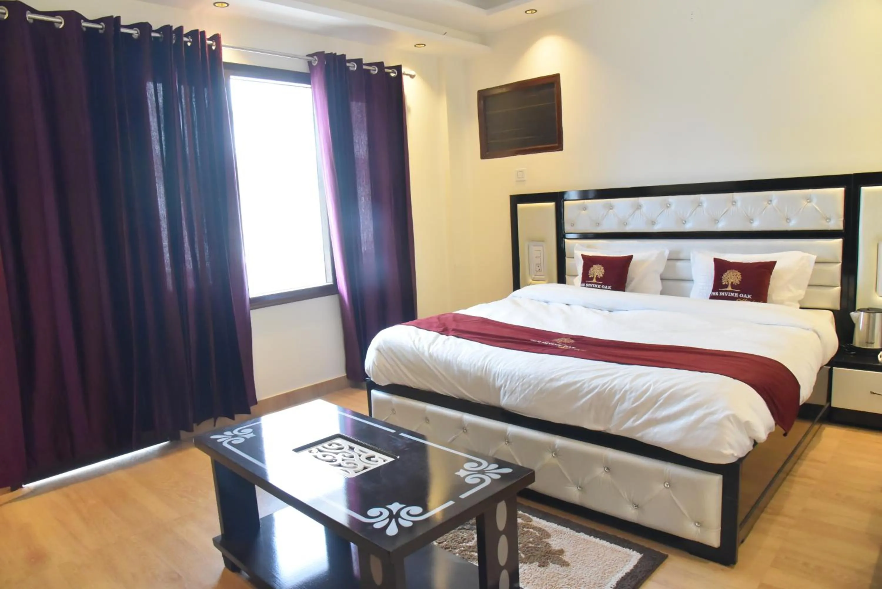 Bedroom, Bed in The Divine Oak Golden Leaf