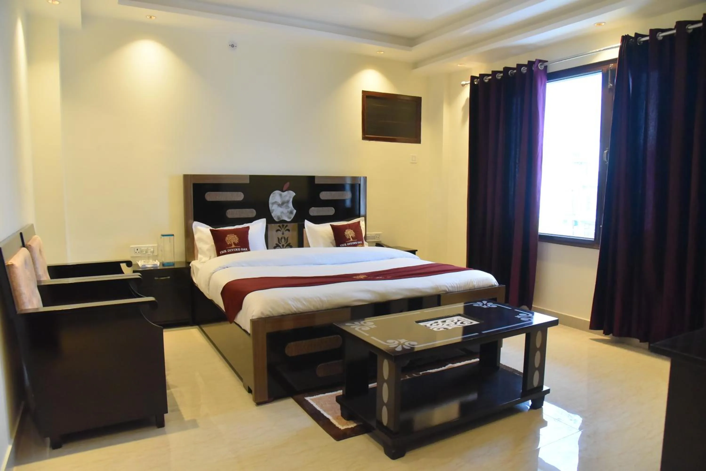 Bedroom, Bed in The Divine Oak Golden Leaf