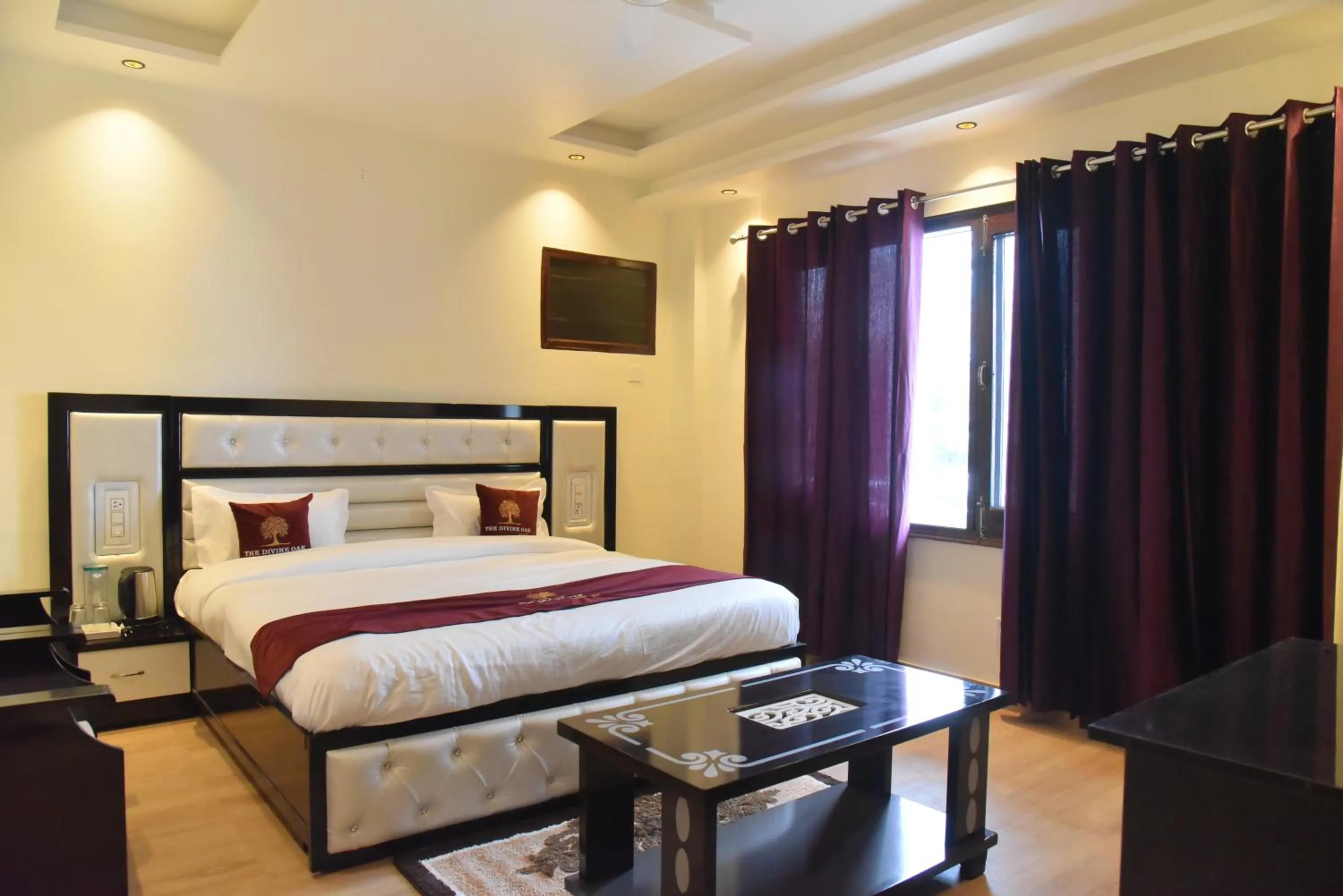 Bedroom, Bed in The Divine Oak Golden Leaf