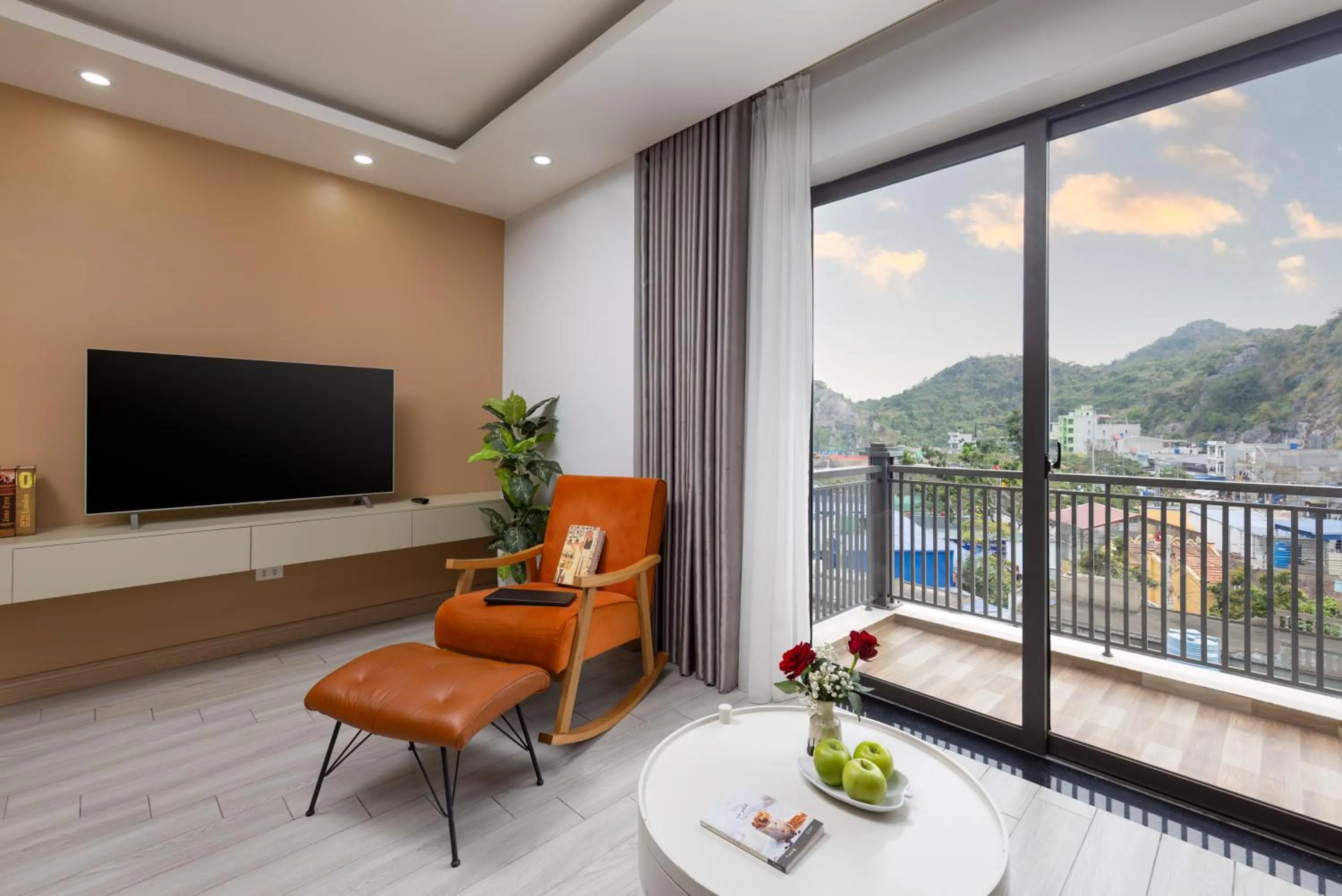 Communal lounge/ TV room in Cat Ba Seoul 2 Hotel & Apartment