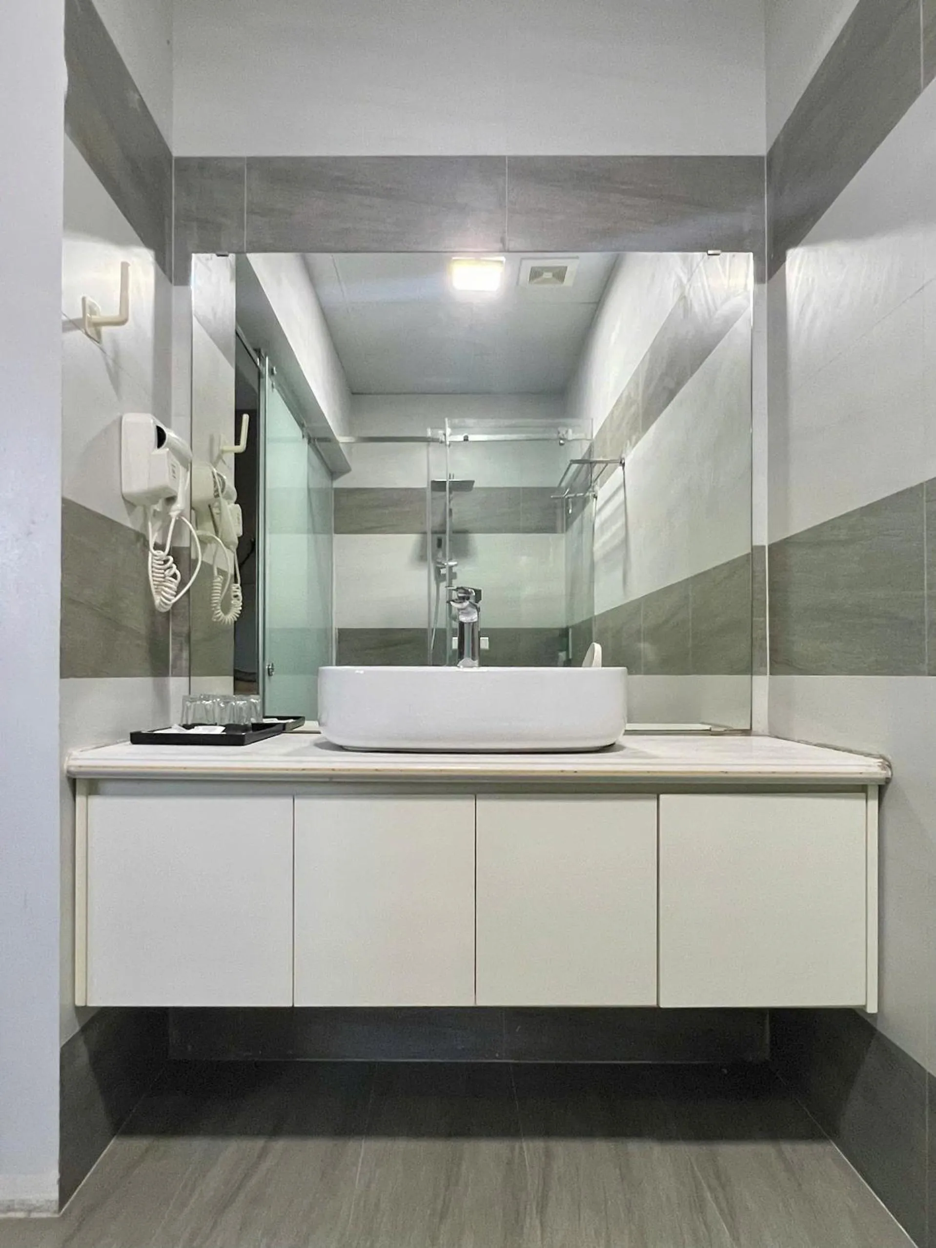 Bathroom in Cat Ba Seoul 2 Hotel & Apartment