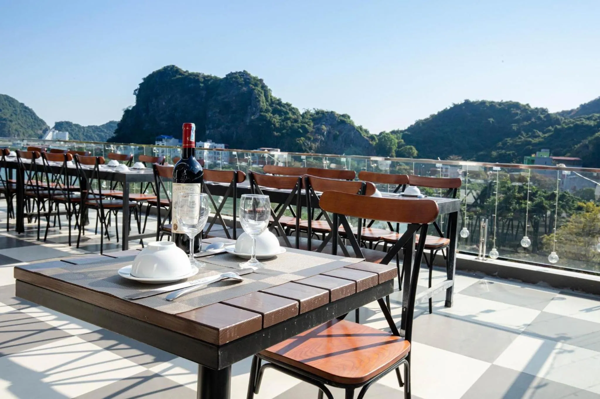 Restaurant/places to eat in Cat Ba Seoul 2 Hotel & Apartment