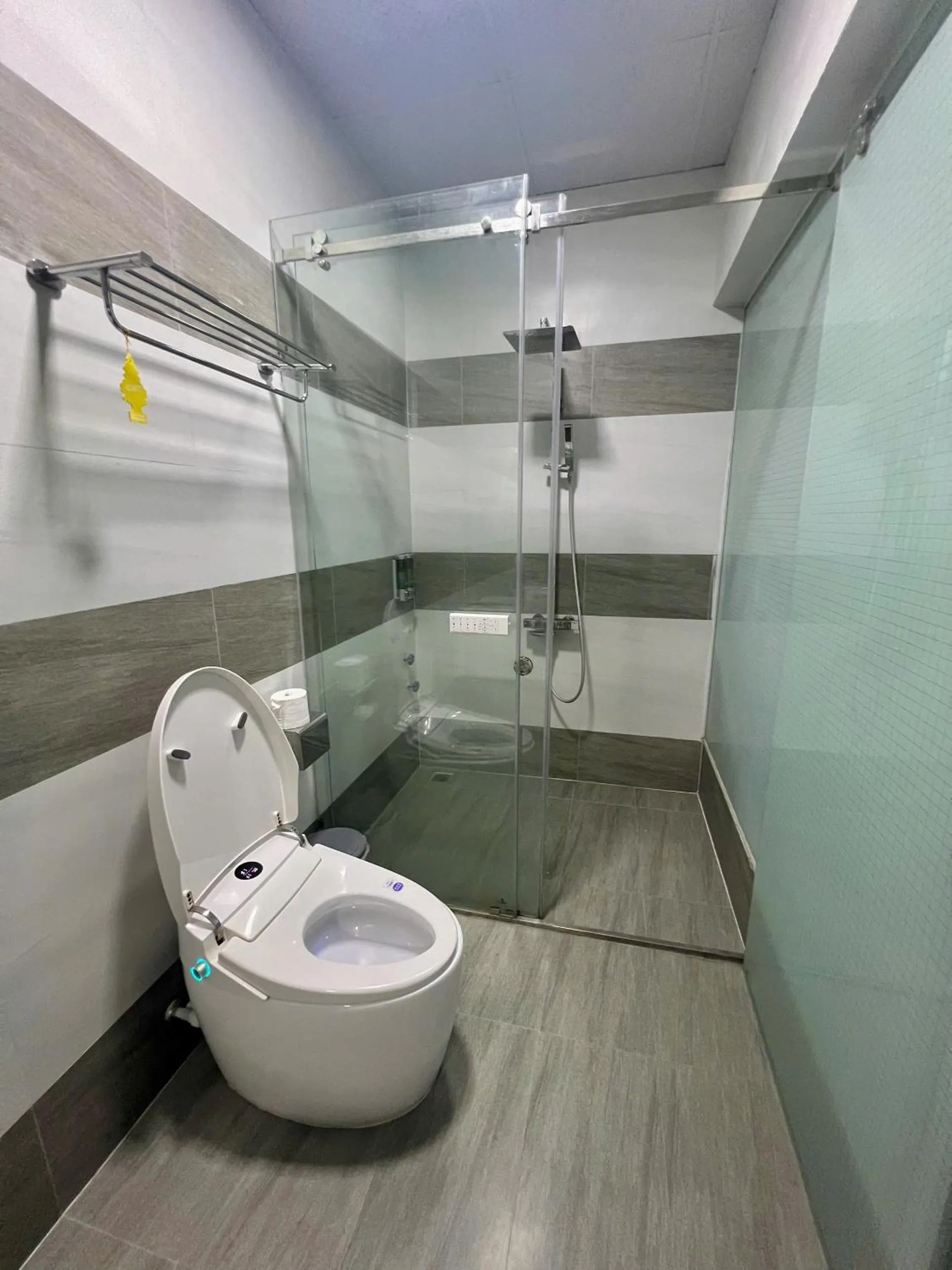 Toilet in Cat Ba Seoul 2 Hotel & Apartment