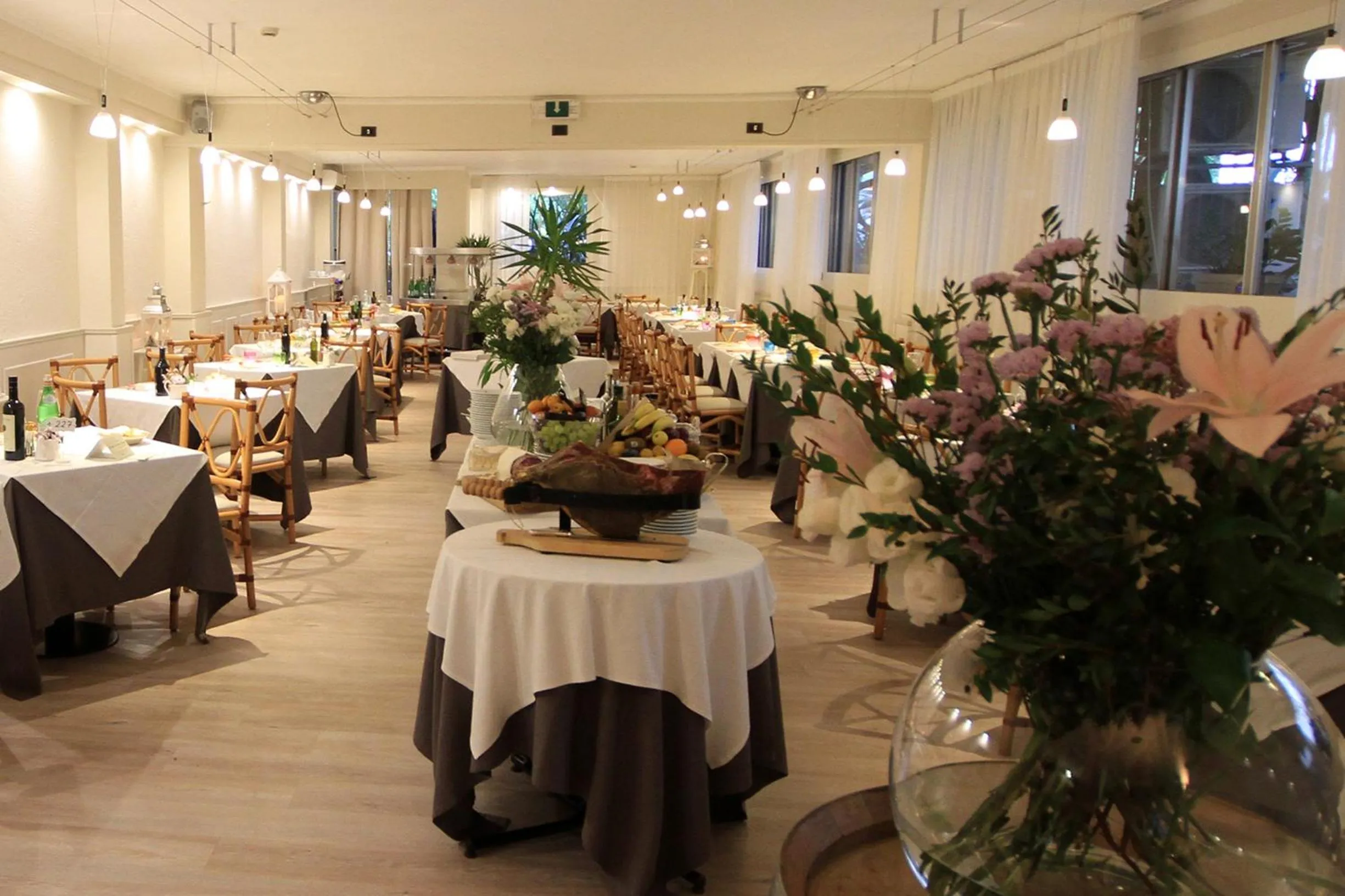 Restaurant/places to eat in Raffaelli Park Hotel