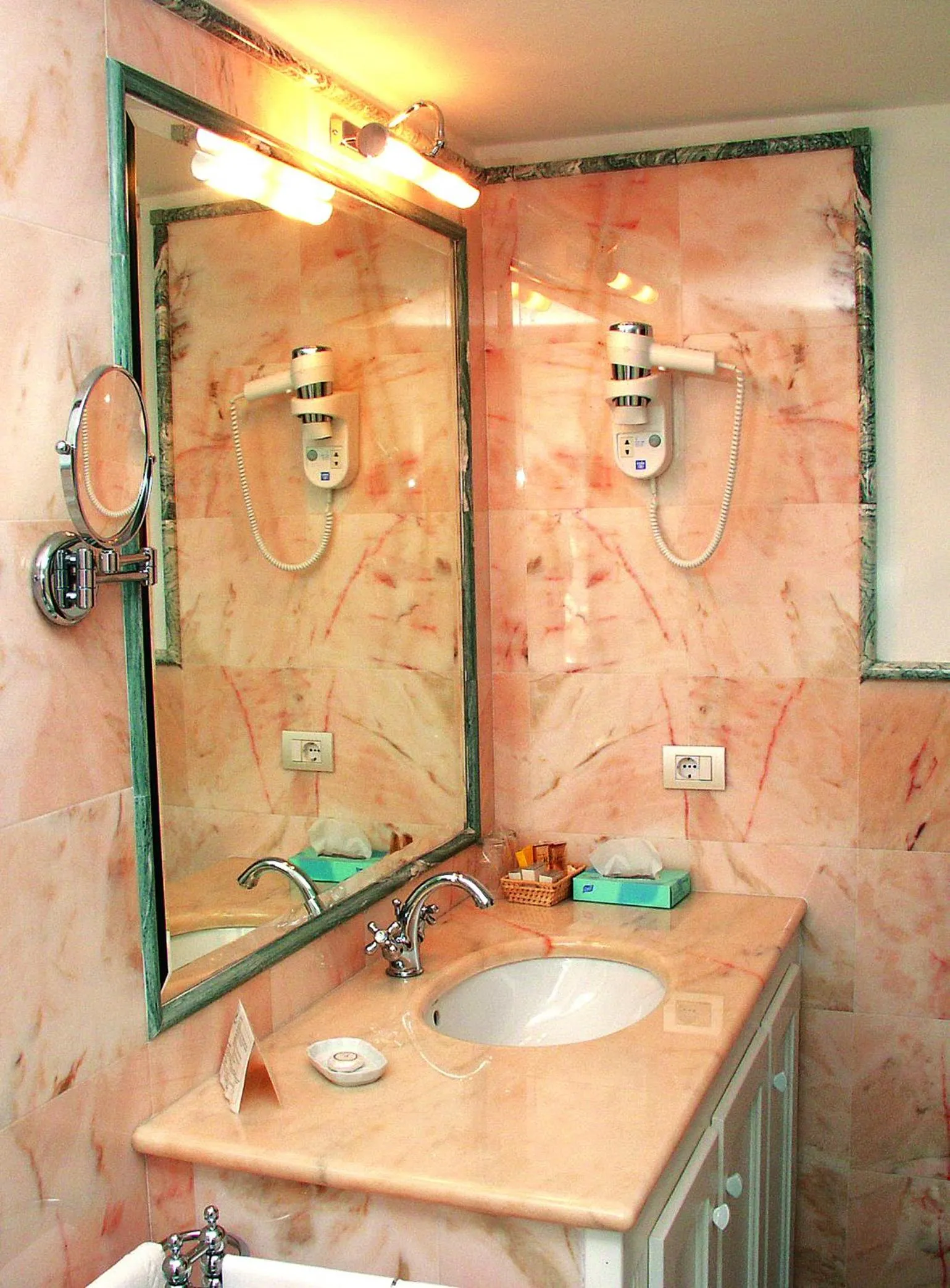 Bathroom in Raffaelli Park Hotel