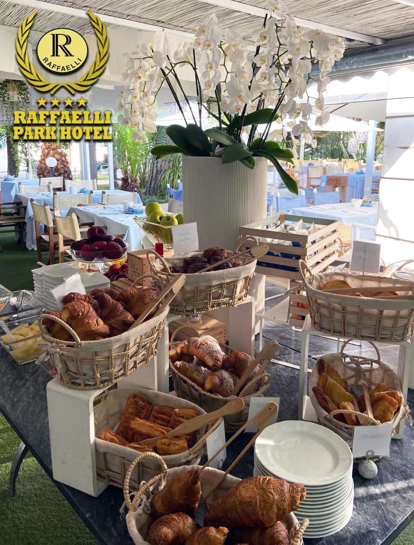 Restaurant/places to eat in Raffaelli Park Hotel