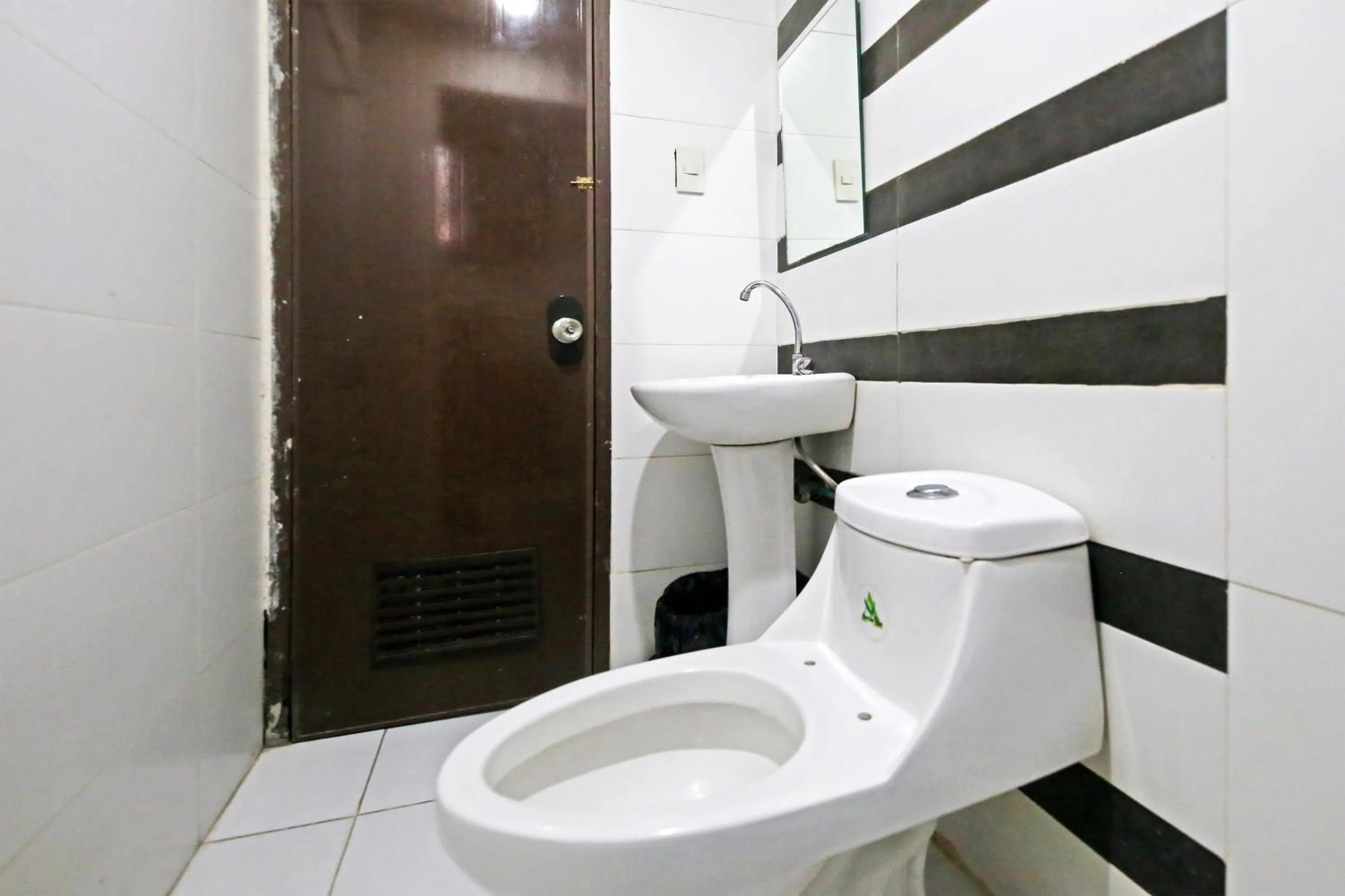 Bathroom in OYO 894 Cosmo Hotel P Campa Manila