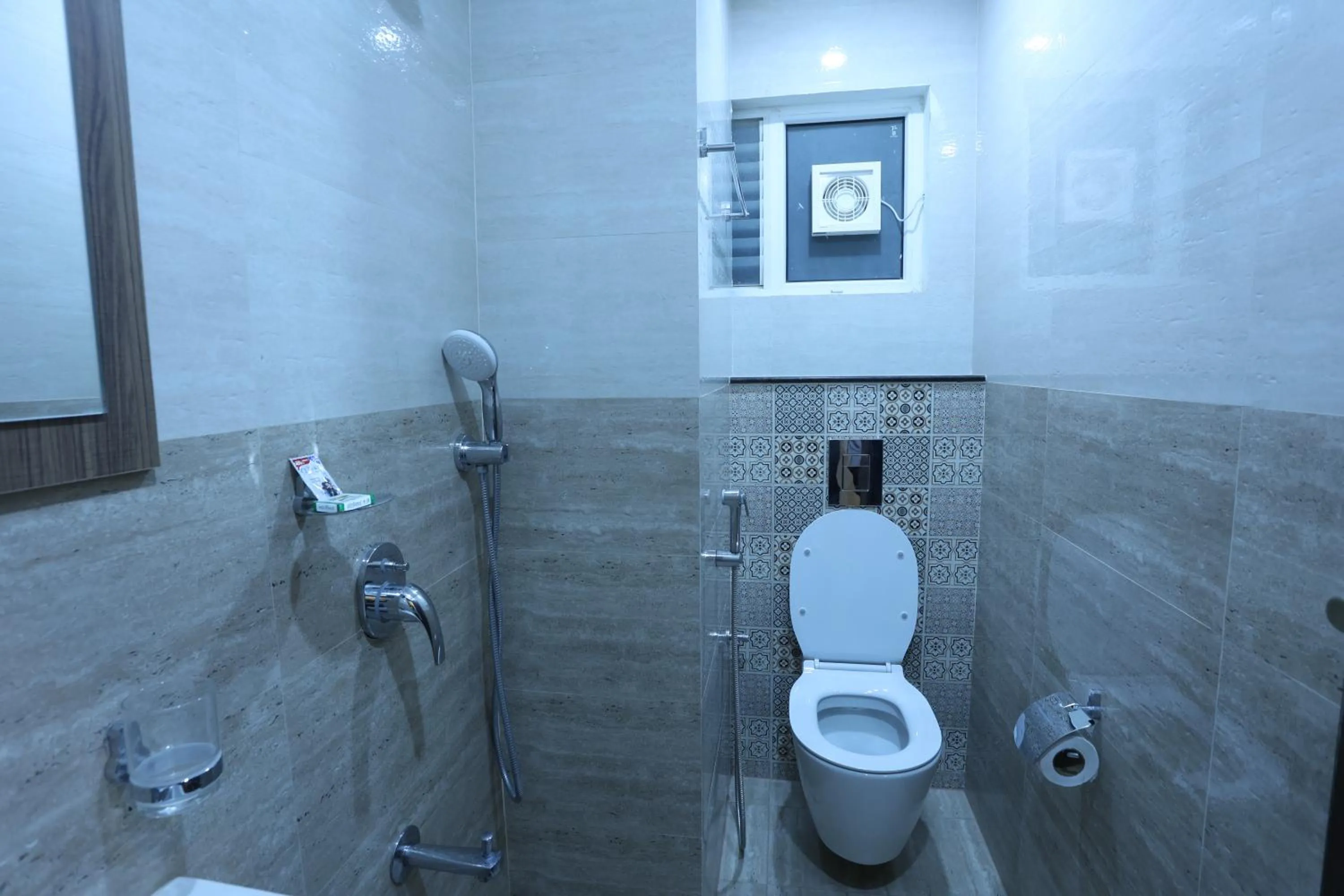 Shower in Minas Manor