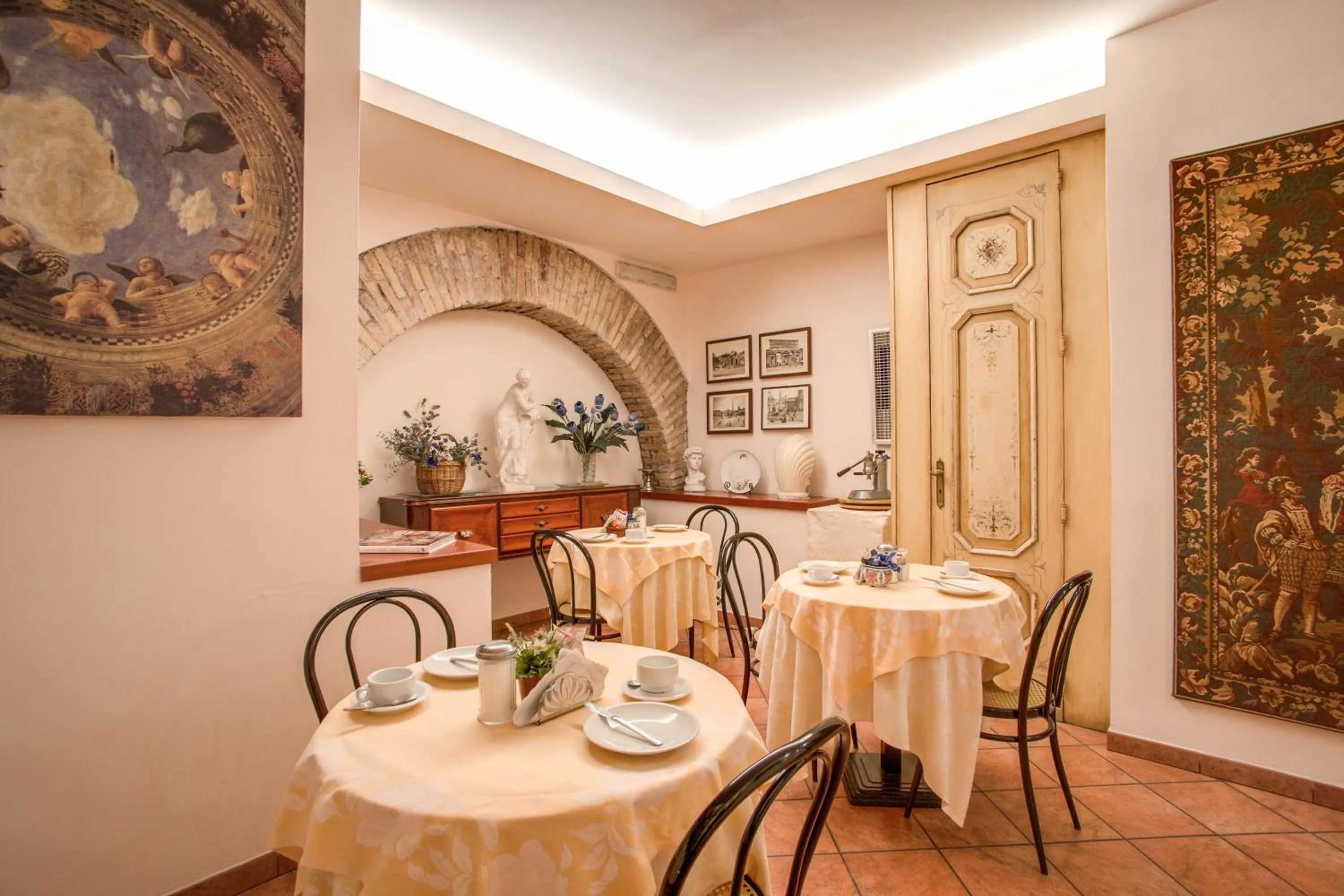 Restaurant/places to eat in Hotel Corona