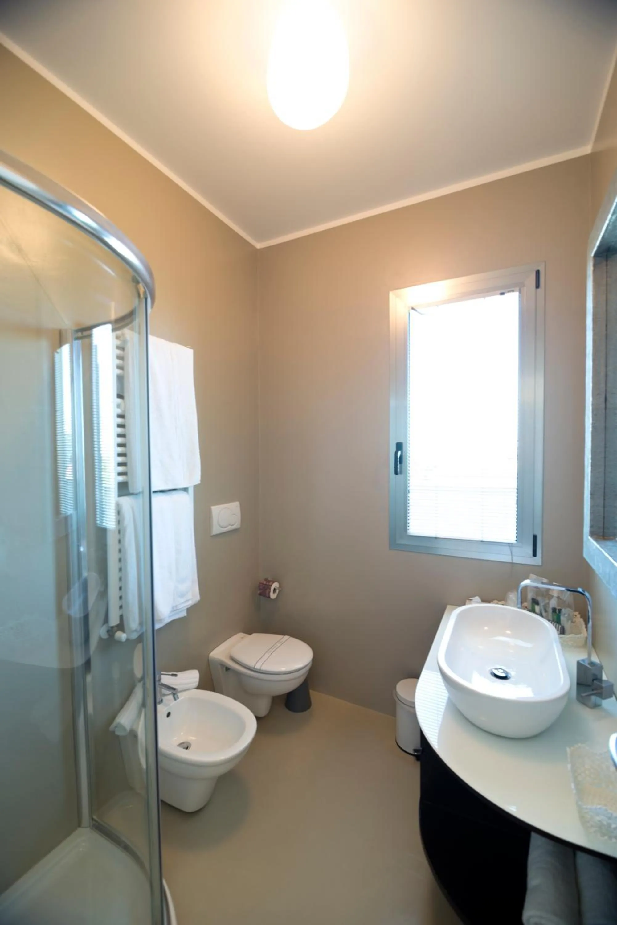 Shower in The One Hotel - Designed for Adults - Pet lovers