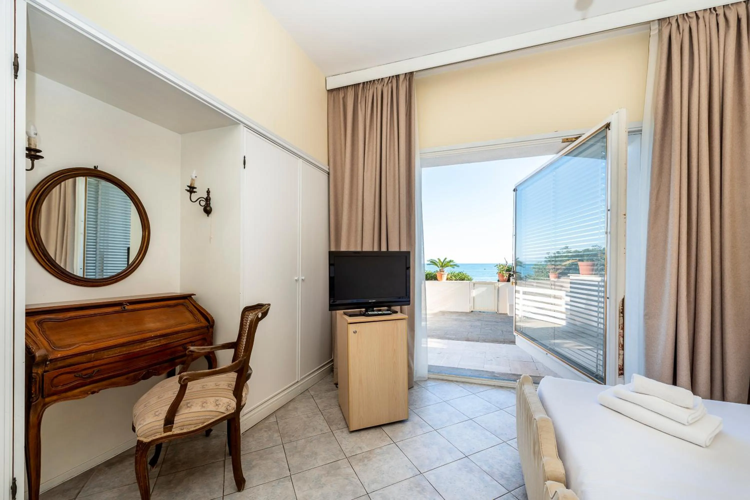 Decorative detail, Bed in Hotel Ristorante Maga Circe