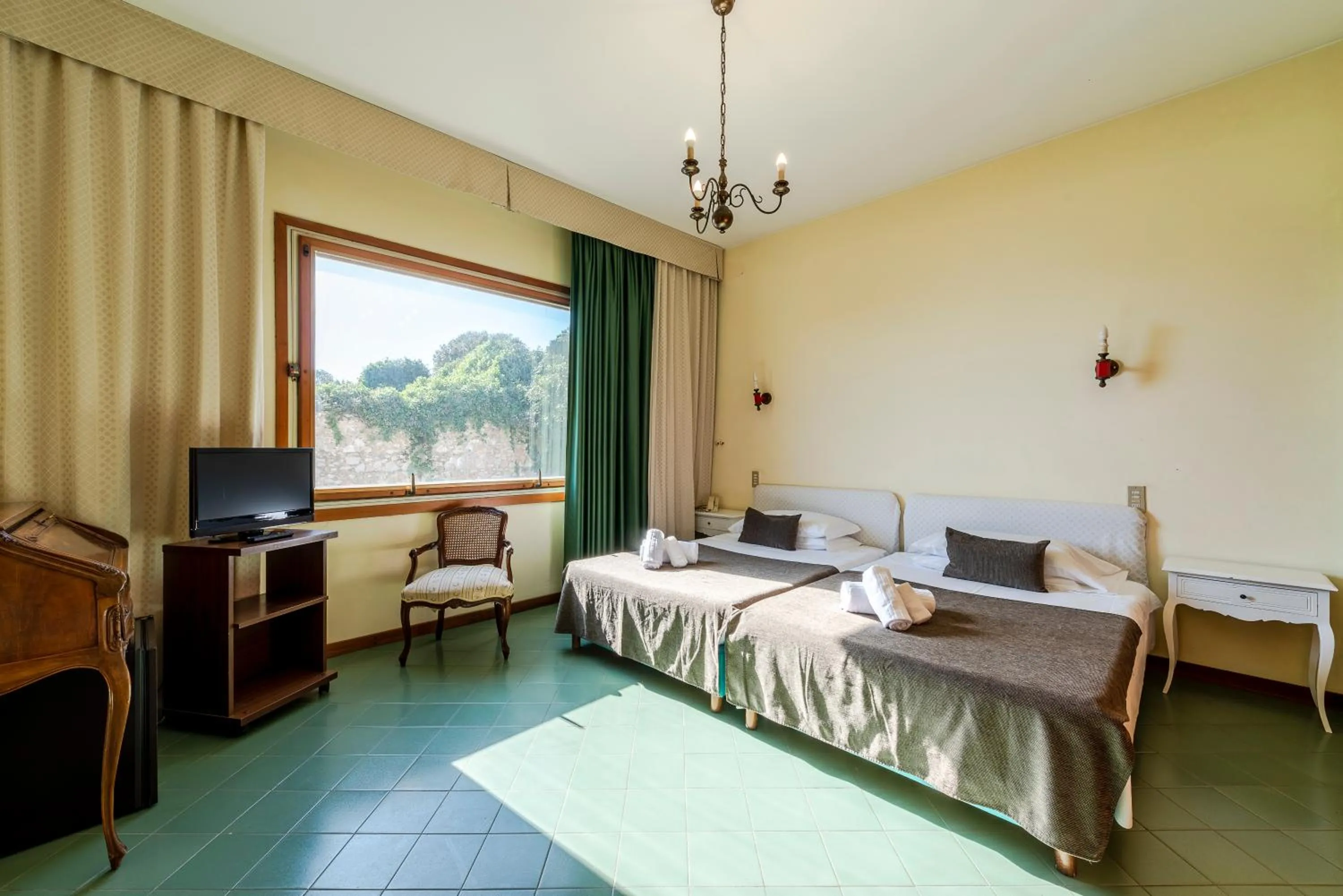 Inner courtyard view, Bed in Hotel Ristorante Maga Circe