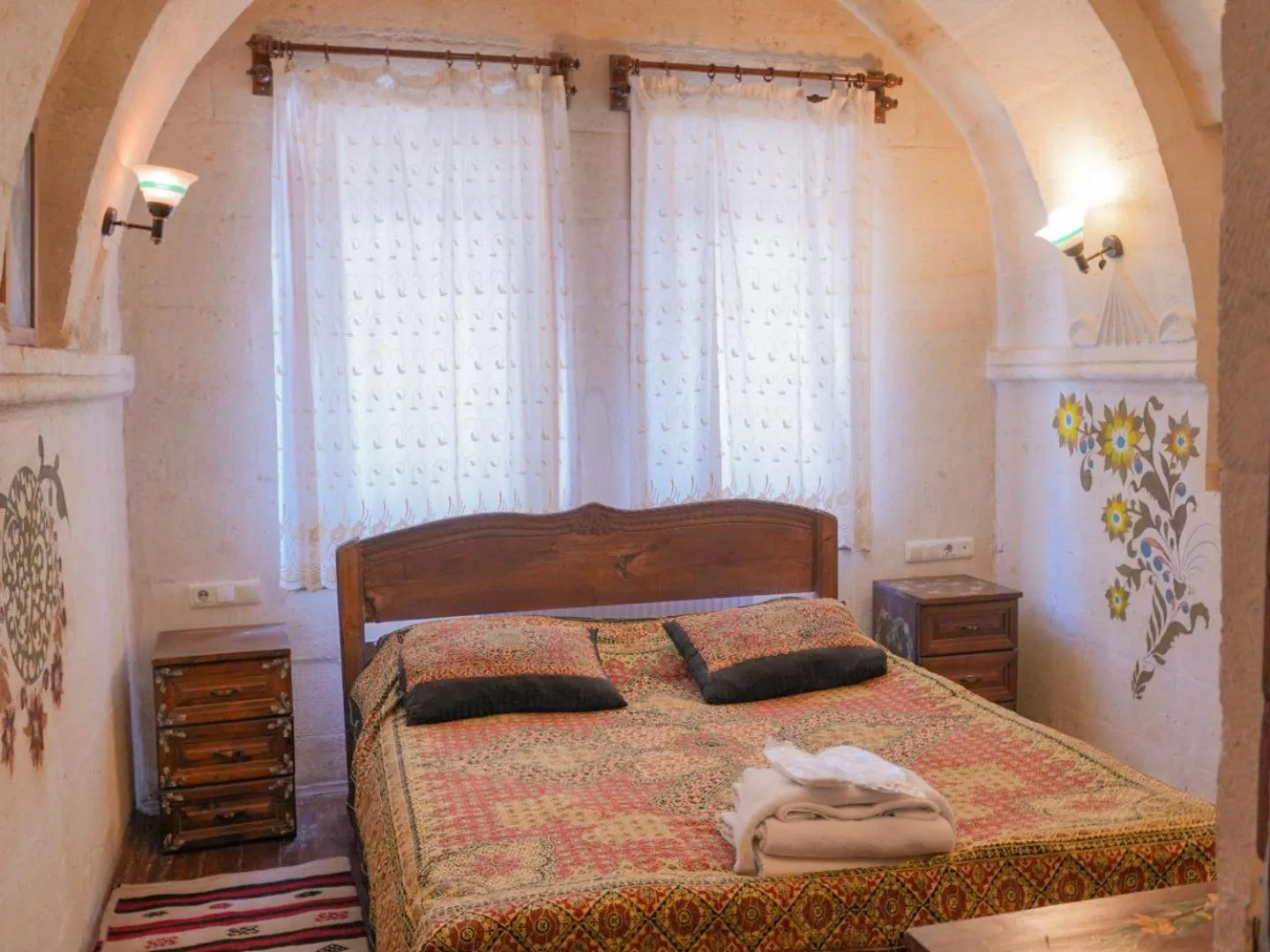 Photo of the whole room, Bed in Kismet Cave House