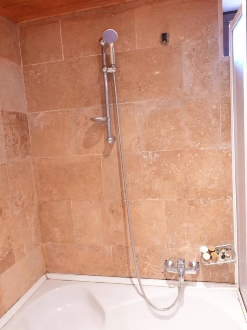 Shower in Kismet Cave House